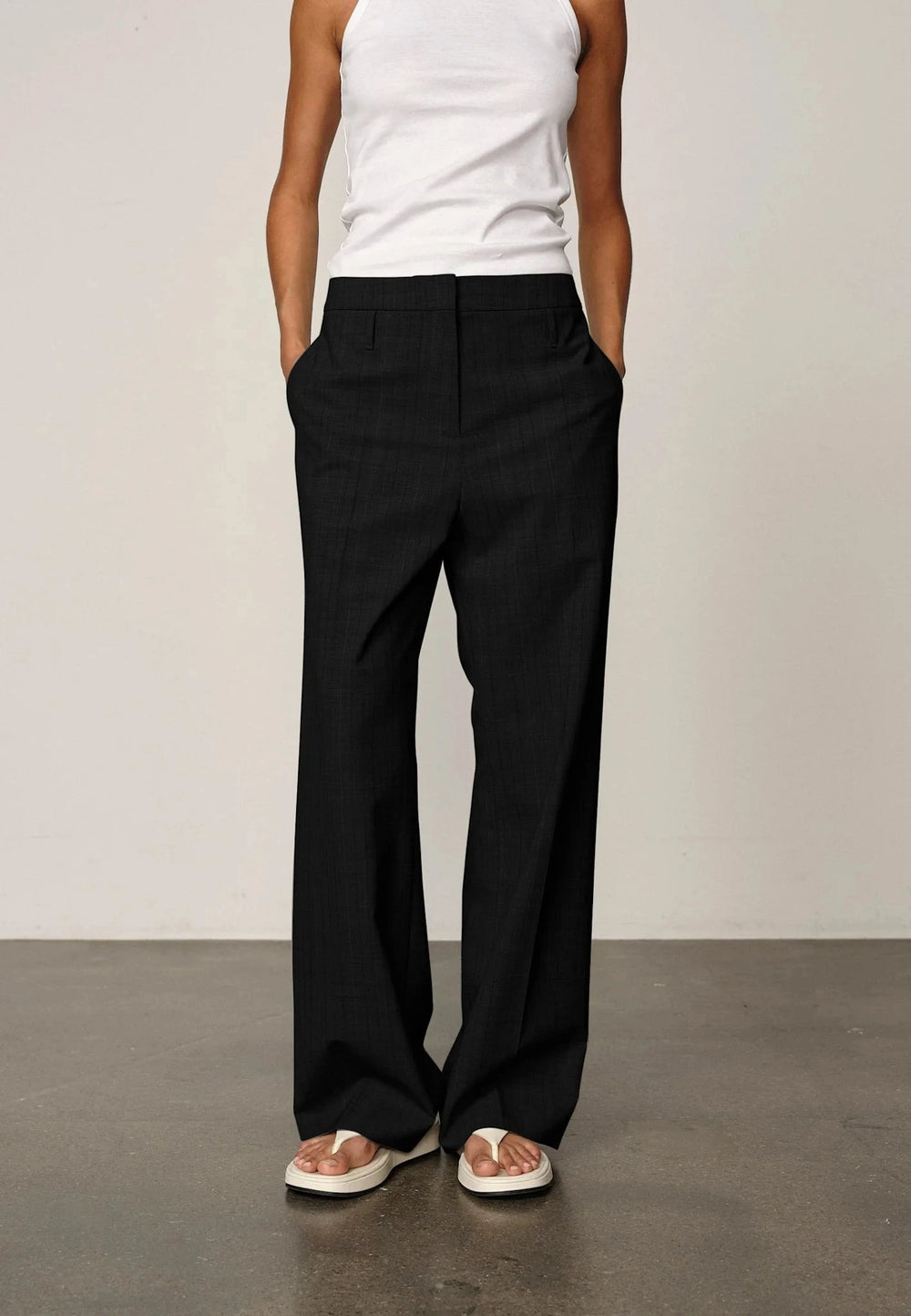 IVANO MID WAIST PANTS IN BLACK PANTS HERSKIND 