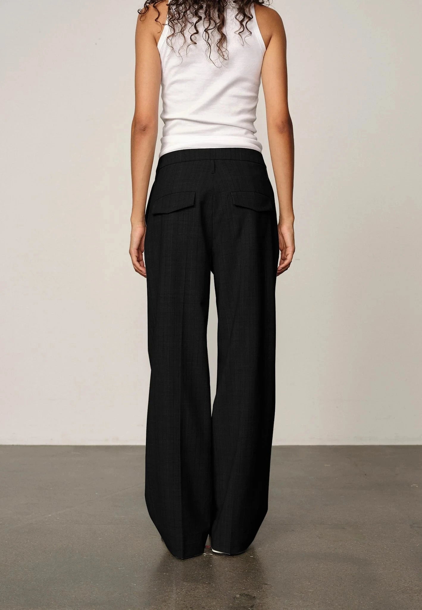 IVANO MID WAIST PANTS IN BLACK PANTS HERSKIND 