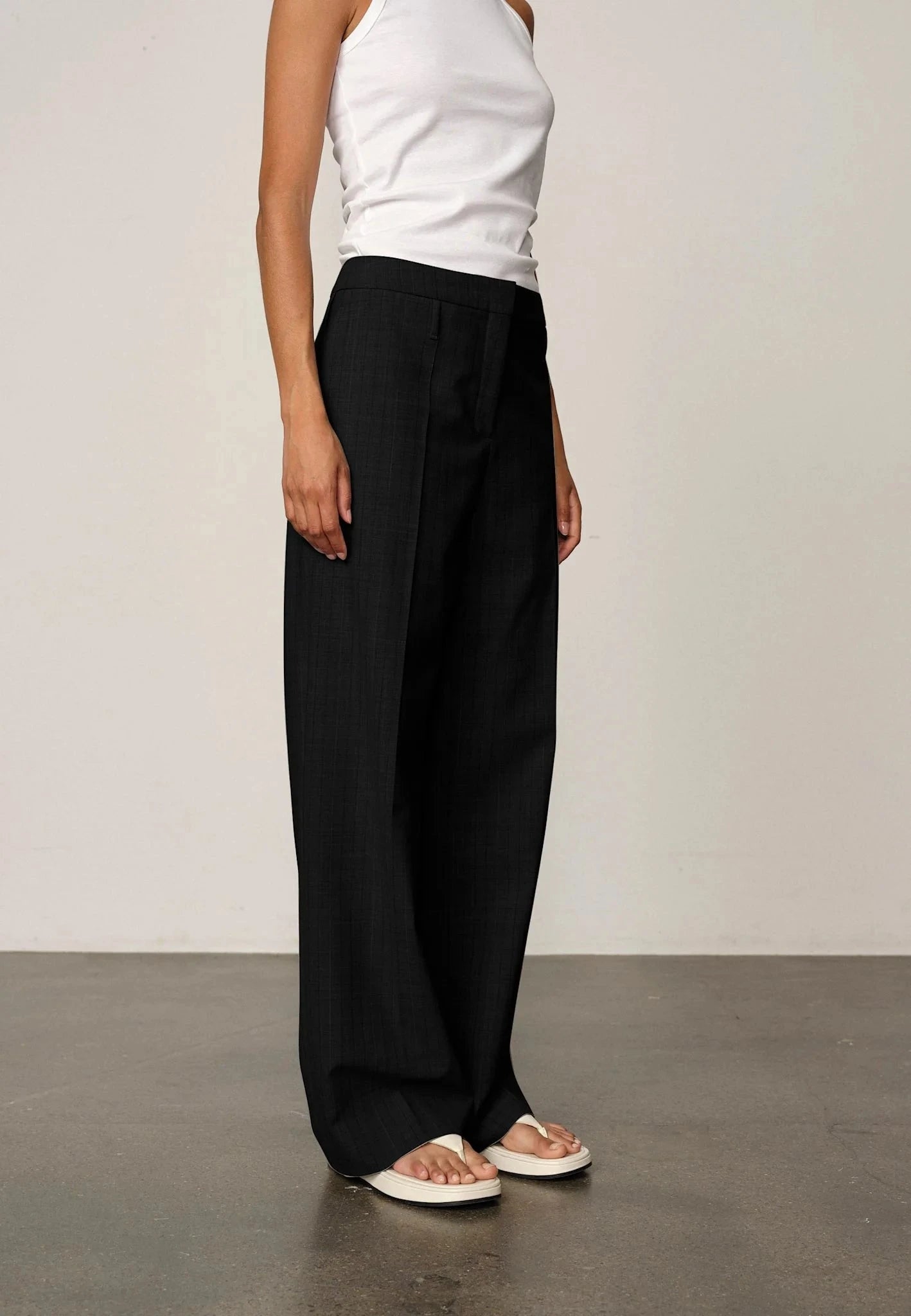 IVANO MID WAIST PANTS IN BLACK PANTS HERSKIND 
