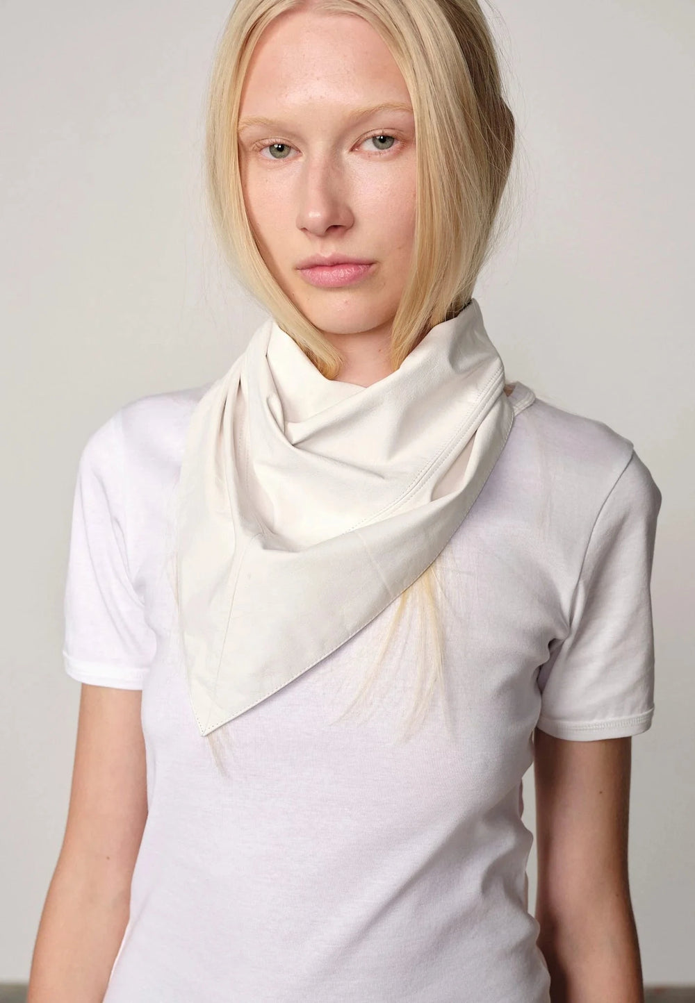 LEATHER SCARF IN WHITE SCARF HERSKIND 