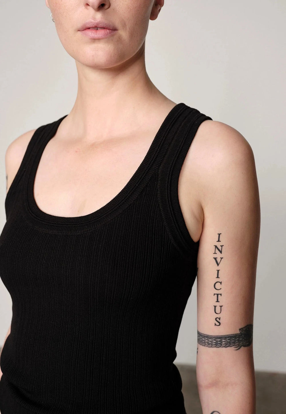 MORRIS KNIT TOP IN BLACK TOP HERSKIND 