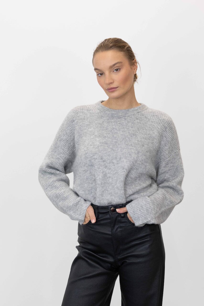 ALPHA ROUND-NECK PULLOVER IN LIGHT GREY SWEATER GESTUZ 