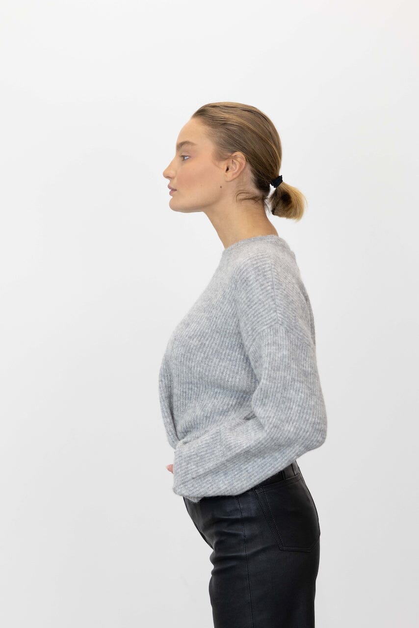 ALPHA ROUND-NECK PULLOVER IN LIGHT GREY SWEATER GESTUZ 