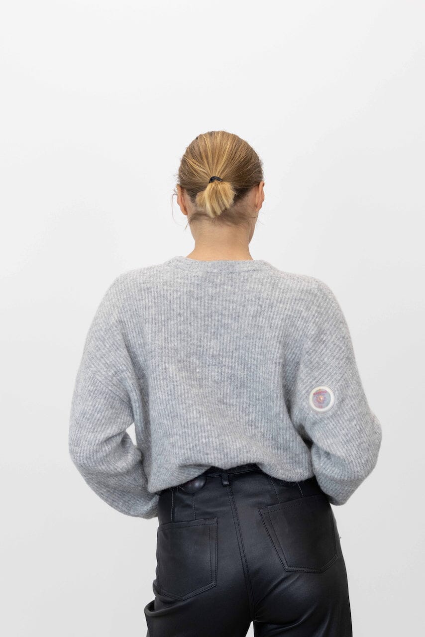 ALPHA ROUND-NECK PULLOVER IN LIGHT GREY SWEATER GESTUZ 