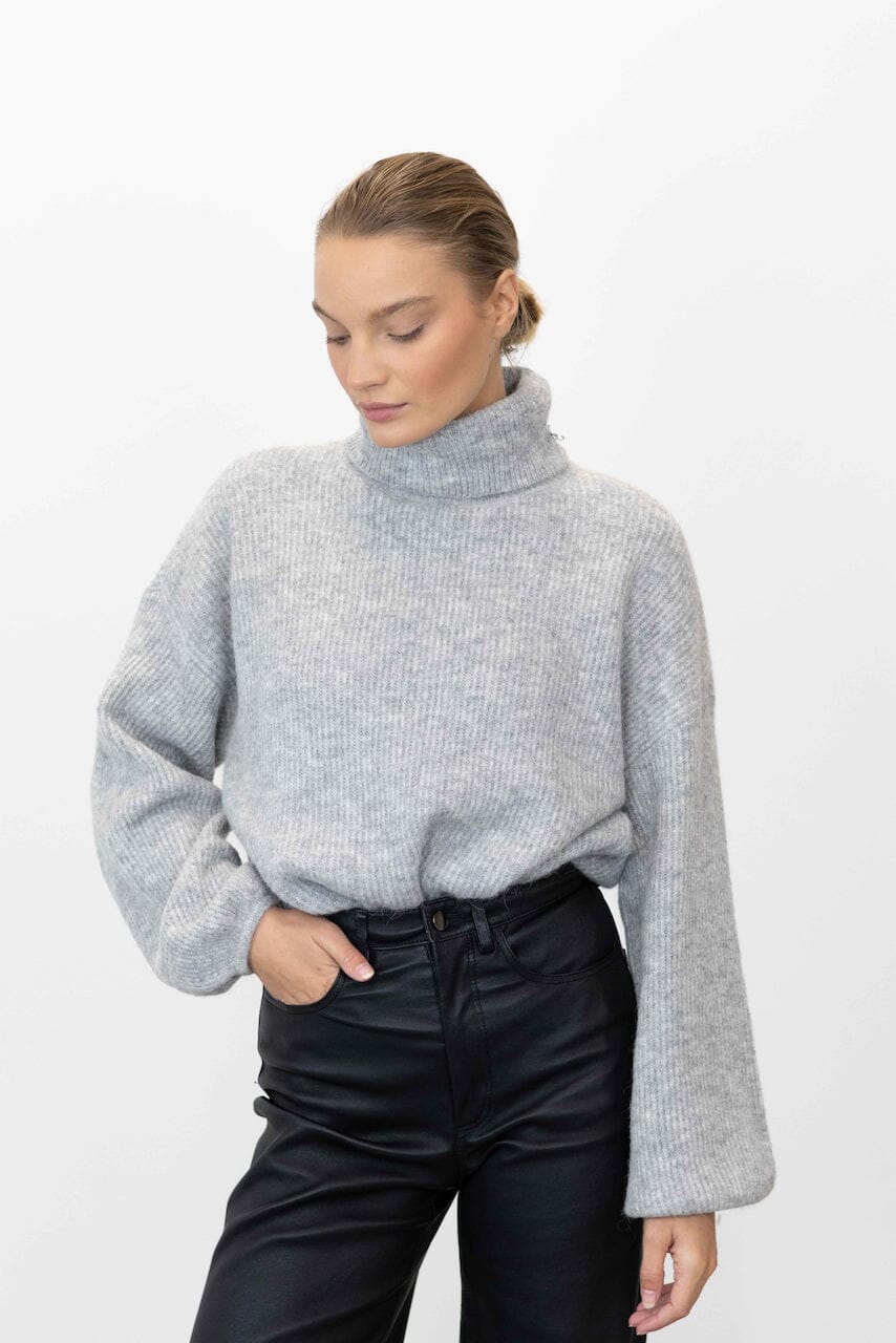 ALPHA ROLLNECK PULLOVER IN LIGHT GREY KNIT GESTUZ 