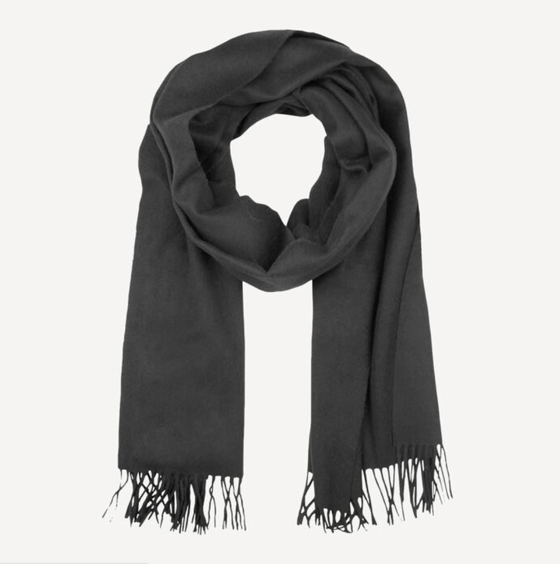 ACCOLA MAXI SCARF IN BLACK SCARF SAMSOE SAMSOE 