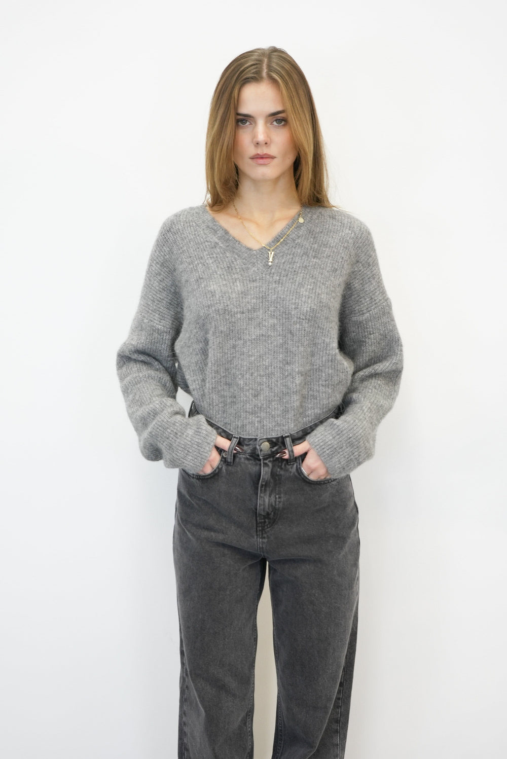 ALPHA V-NECK WOOL PULLOVER IN GREY KNIT GESTUZ 