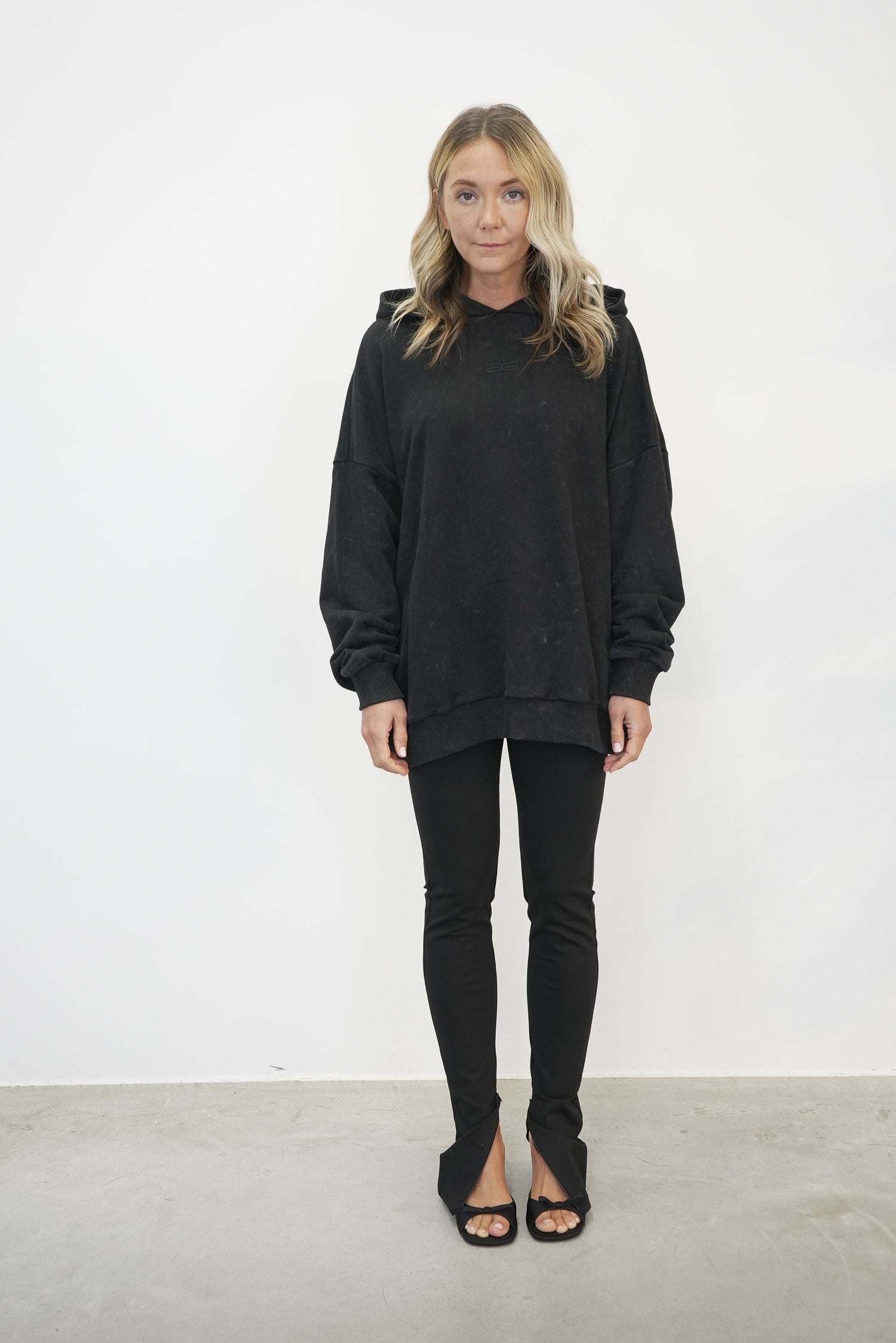 MAIELLA HOODIE IN BLACK WASHED SWEATSHIRT GESTUZ 