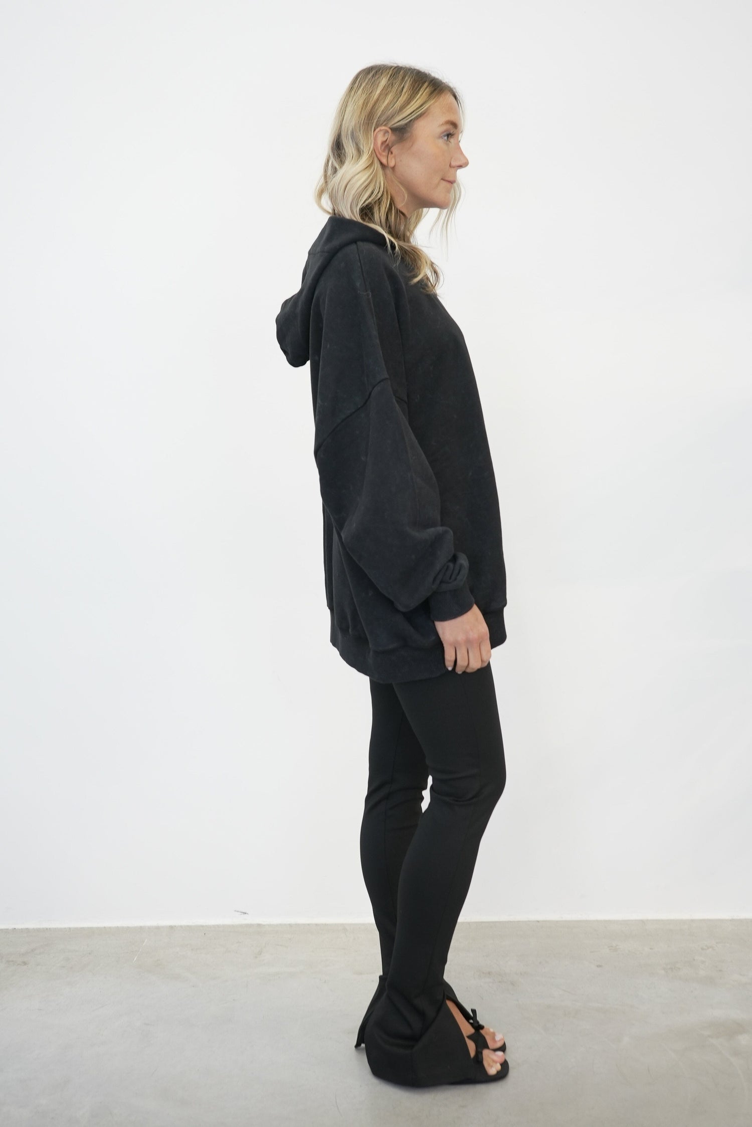 MAIELLA HOODIE IN BLACK WASHED SWEATSHIRT GESTUZ 