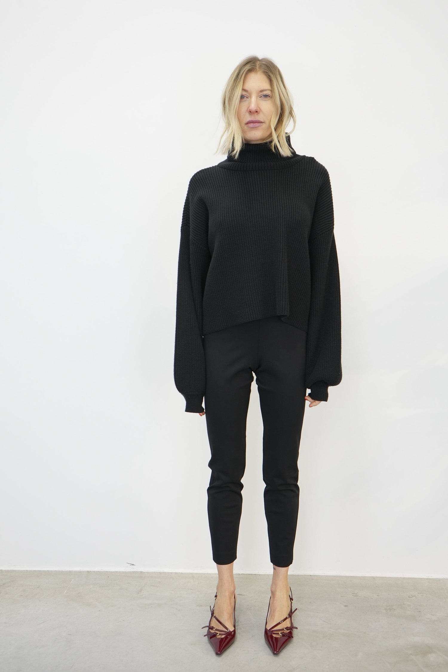 MEBA SHORT PULLOVER IN BLACK KNIT GESTUZ 