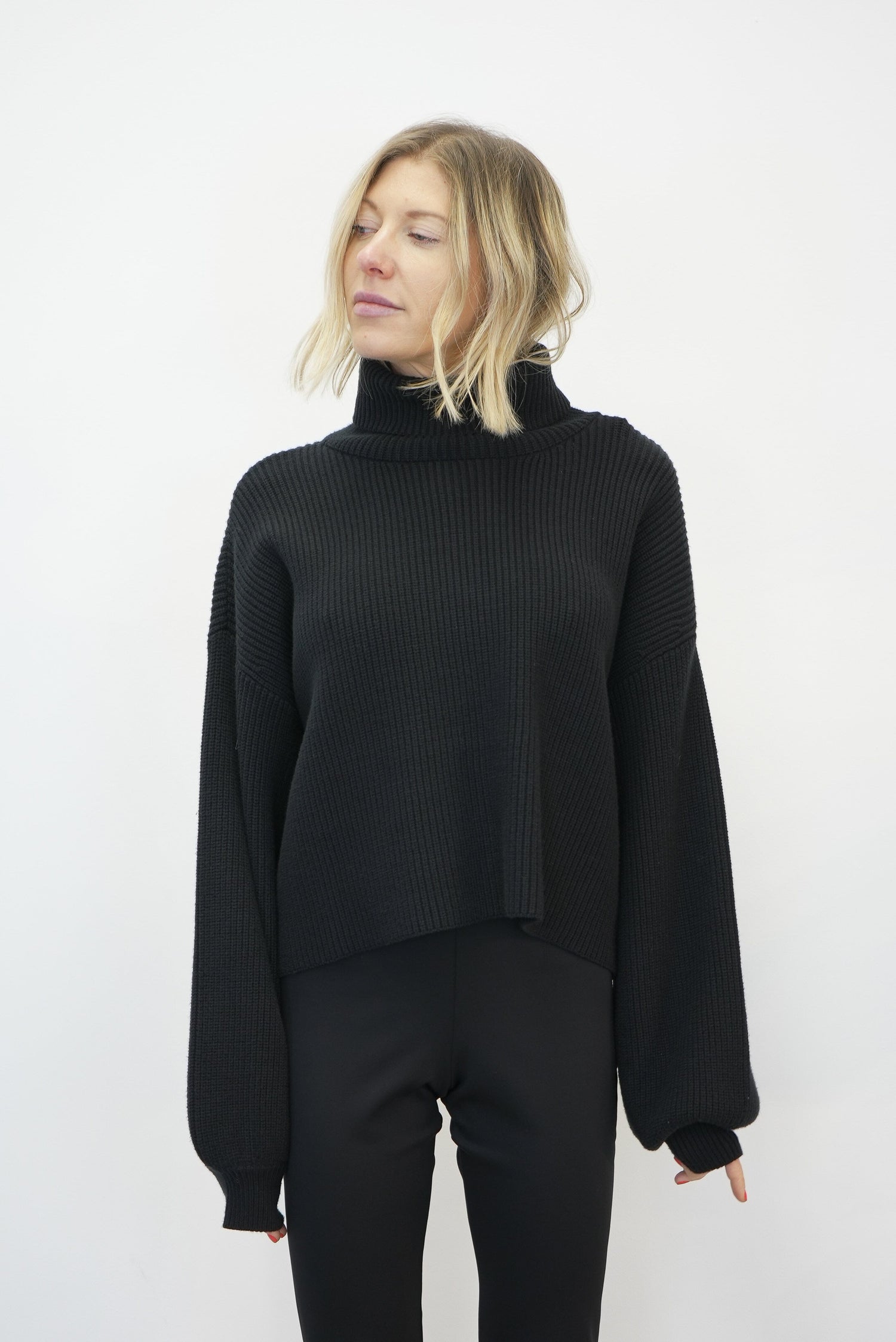 MEBA SHORT PULLOVER IN BLACK KNIT GESTUZ 