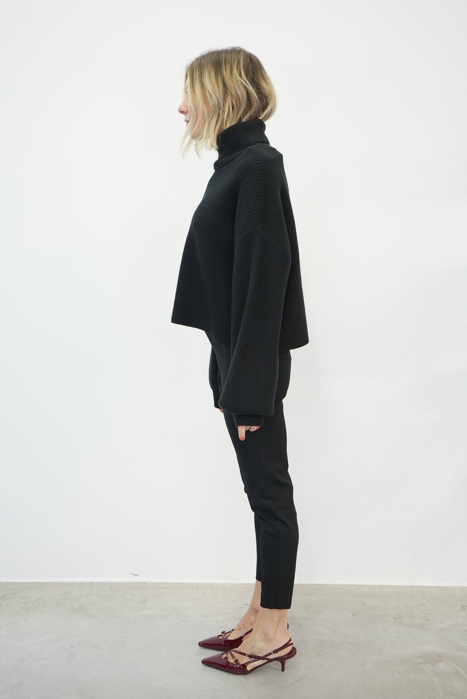 MEBA SHORT PULLOVER IN BLACK KNIT GESTUZ 