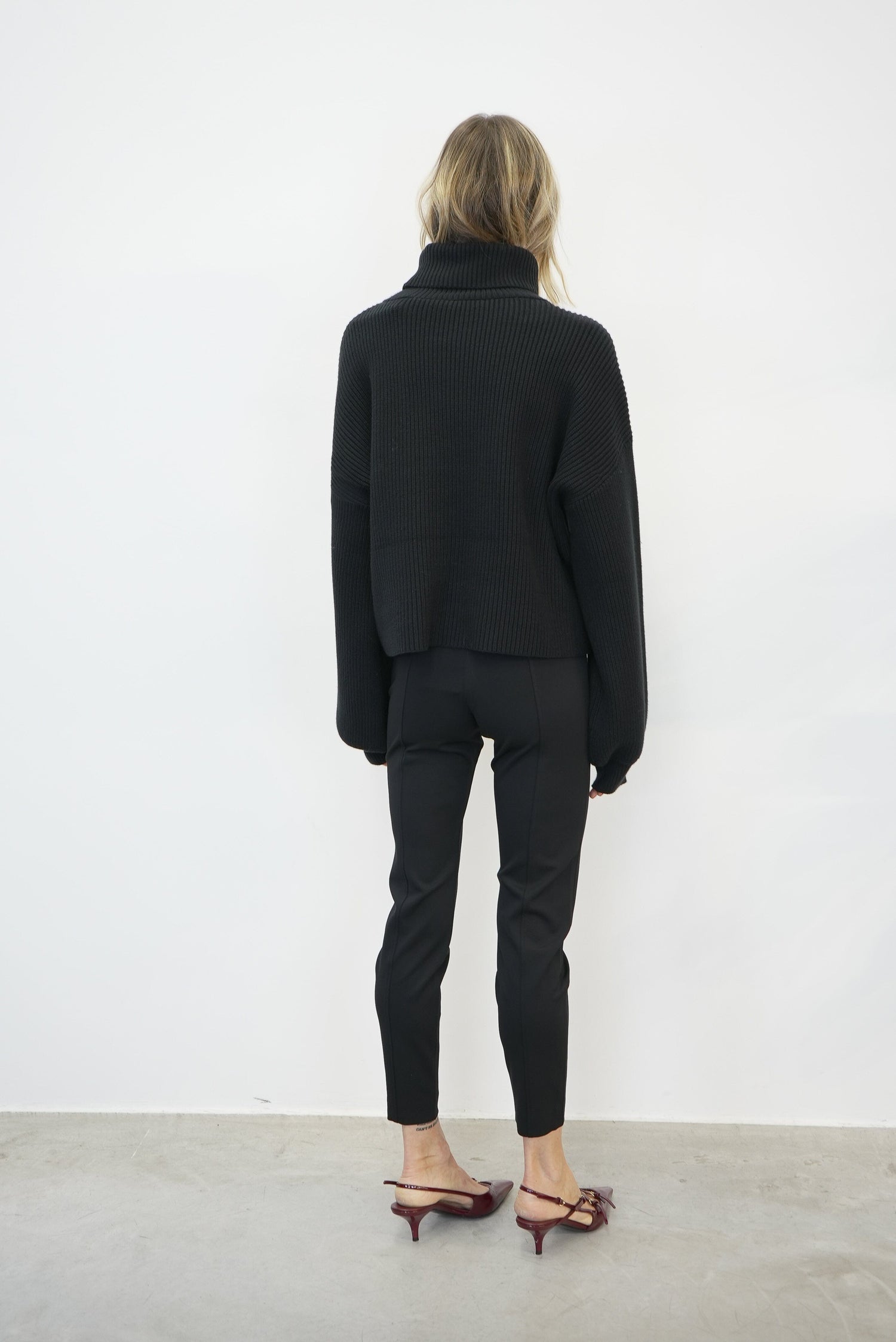 MEBA SHORT PULLOVER IN BLACK KNIT GESTUZ 