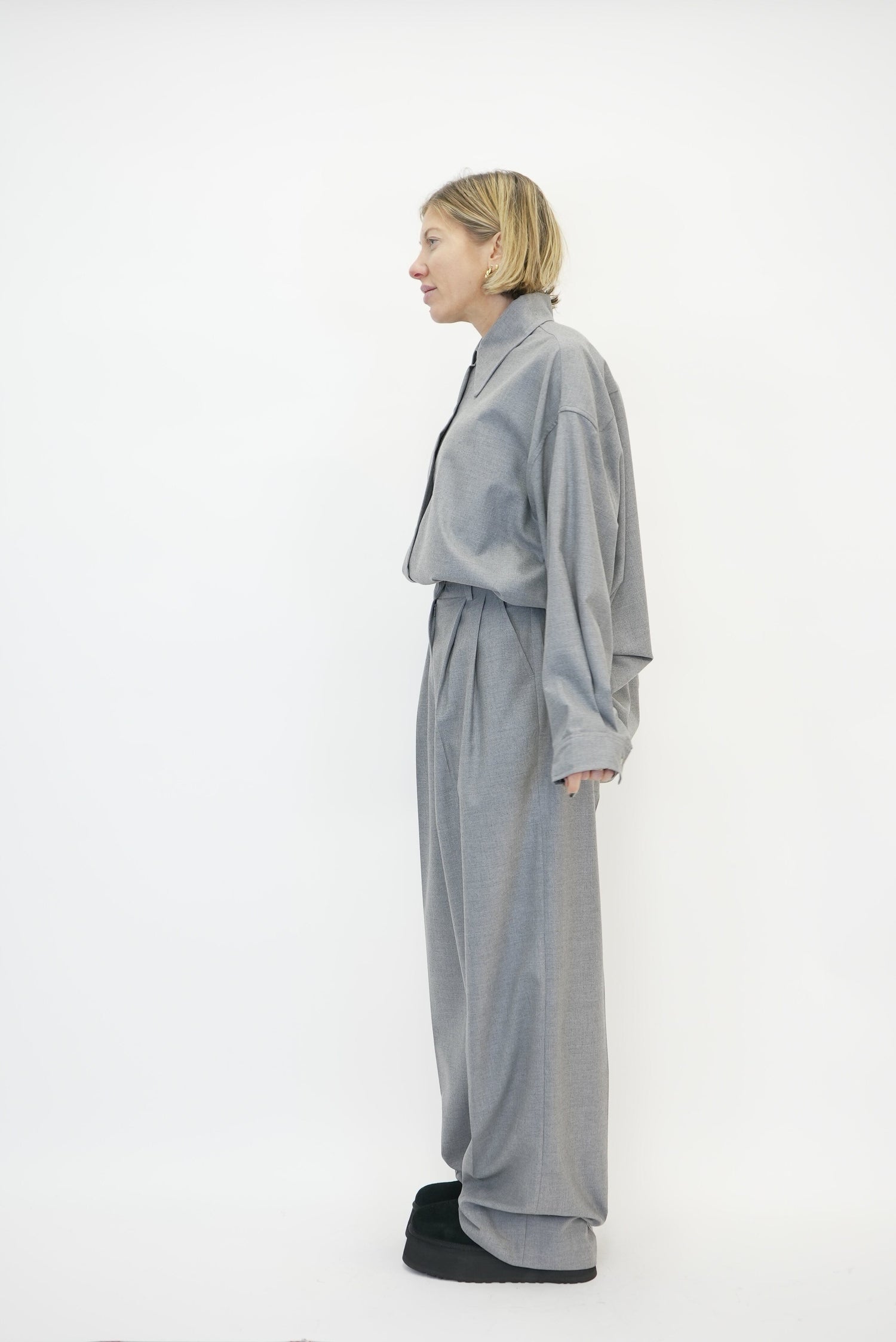 PLEATED PANTS IN GREY PANTS STUDIO CUT 