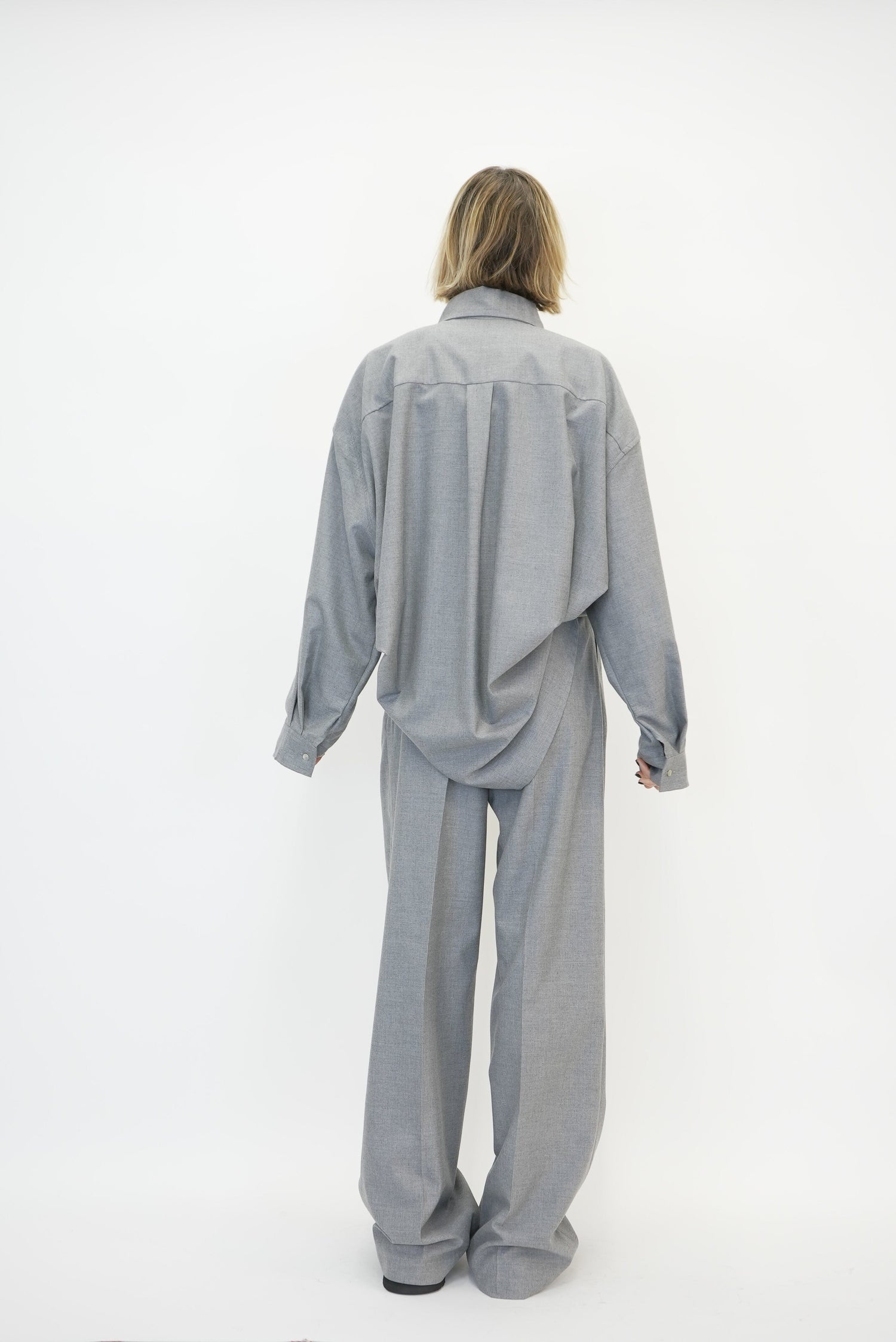 PLEATED PANTS IN GREY PANTS STUDIO CUT 