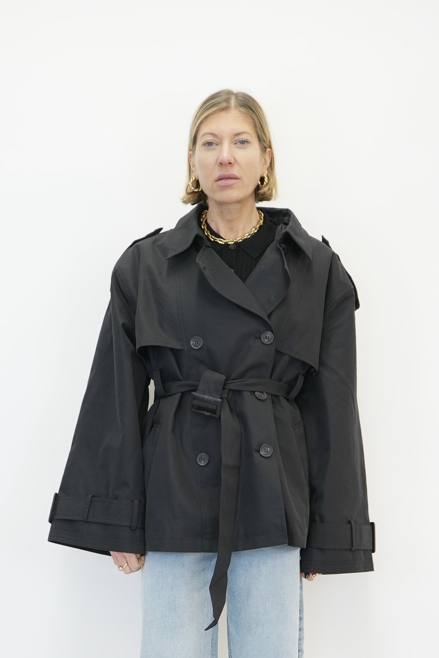 BIRDIE OZ SHORT TRENCHCOAT IN BLACK JACKET GESTUZ 