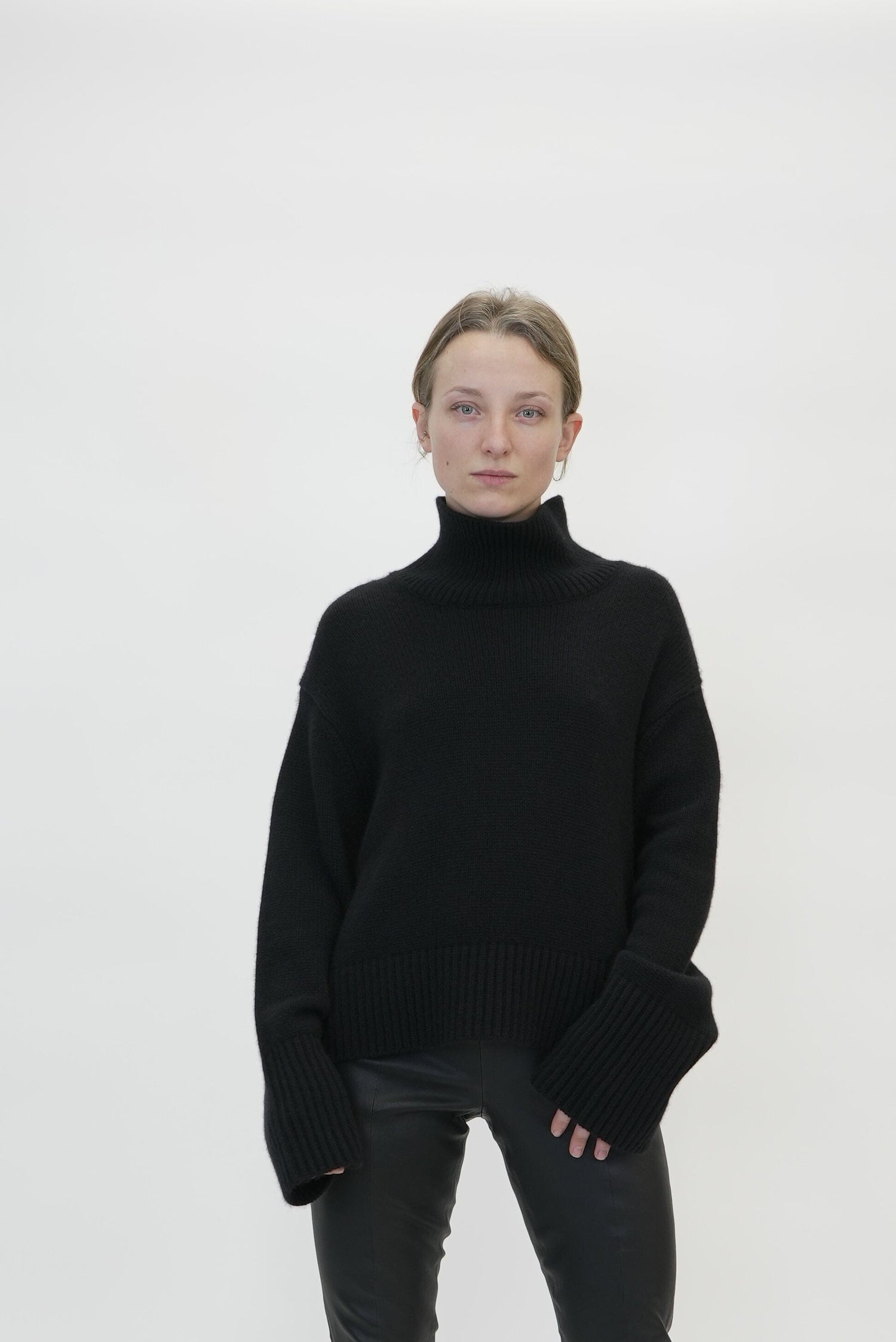 FLEUR SWEATER IN BLACK KNIT LISA YANG 