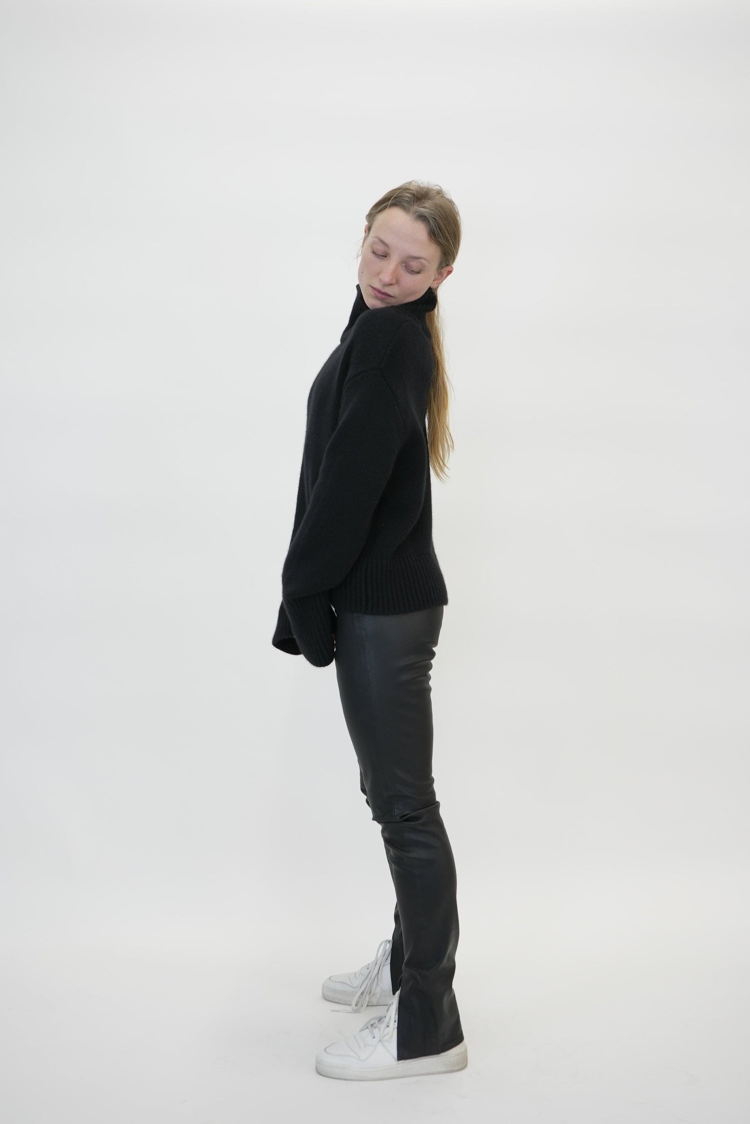 FLEUR SWEATER IN BLACK KNIT LISA YANG 