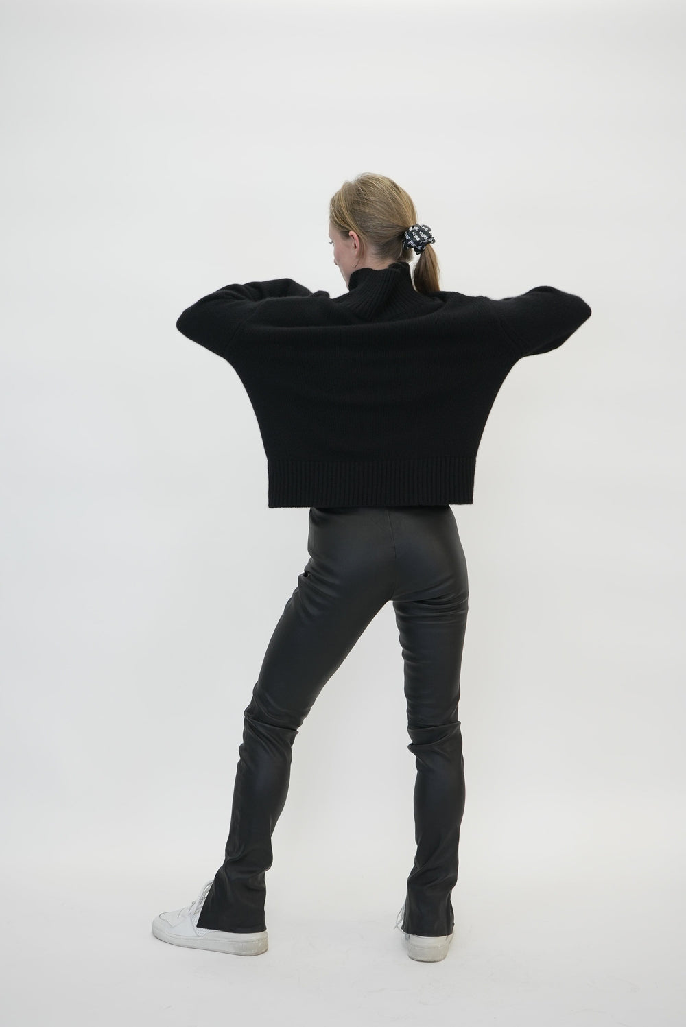 FLEUR SWEATER IN BLACK KNIT LISA YANG 