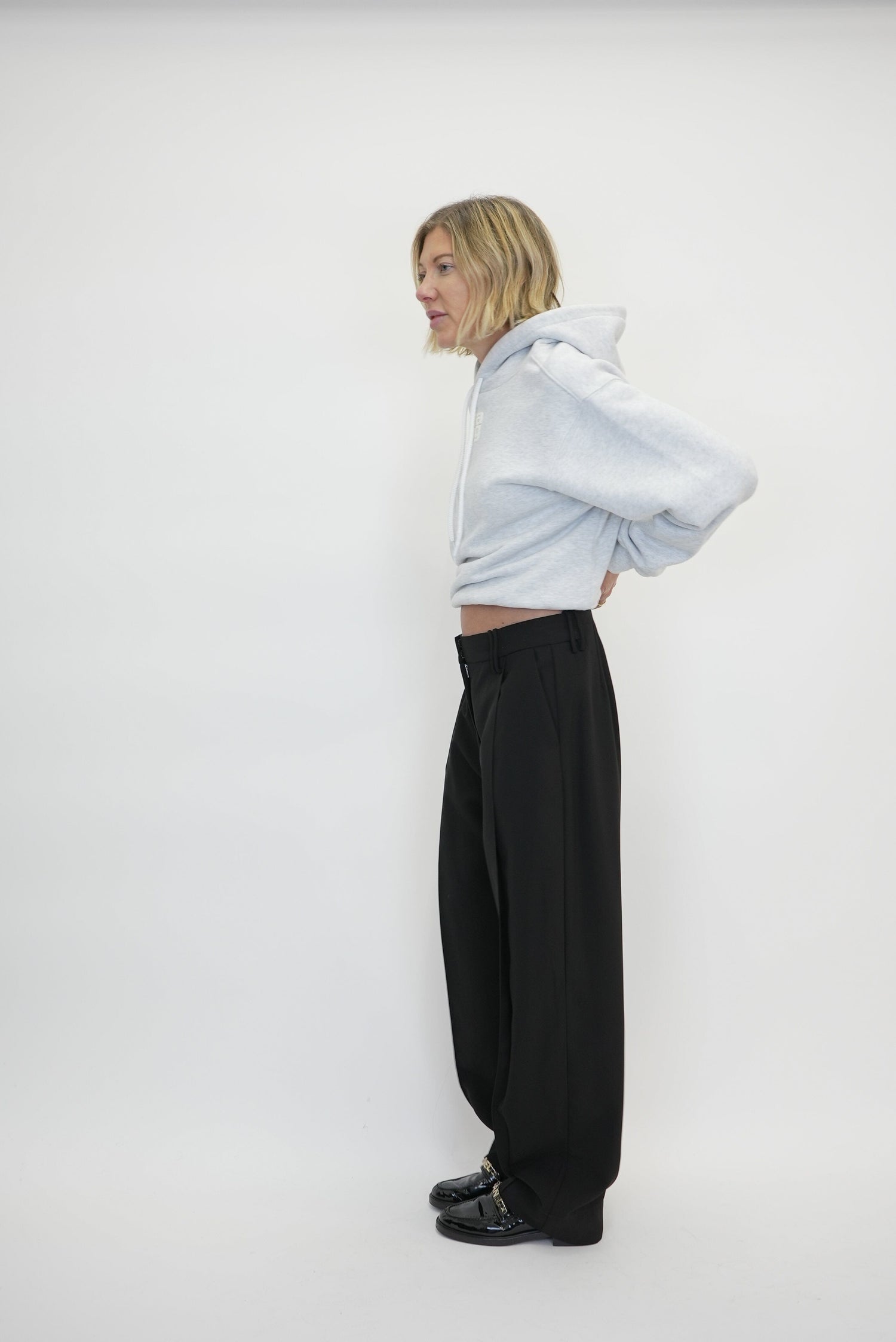 LIGHT TWILL SUITING RELAXED PLEATED PANTS IN BLACK PANTS GANNI 