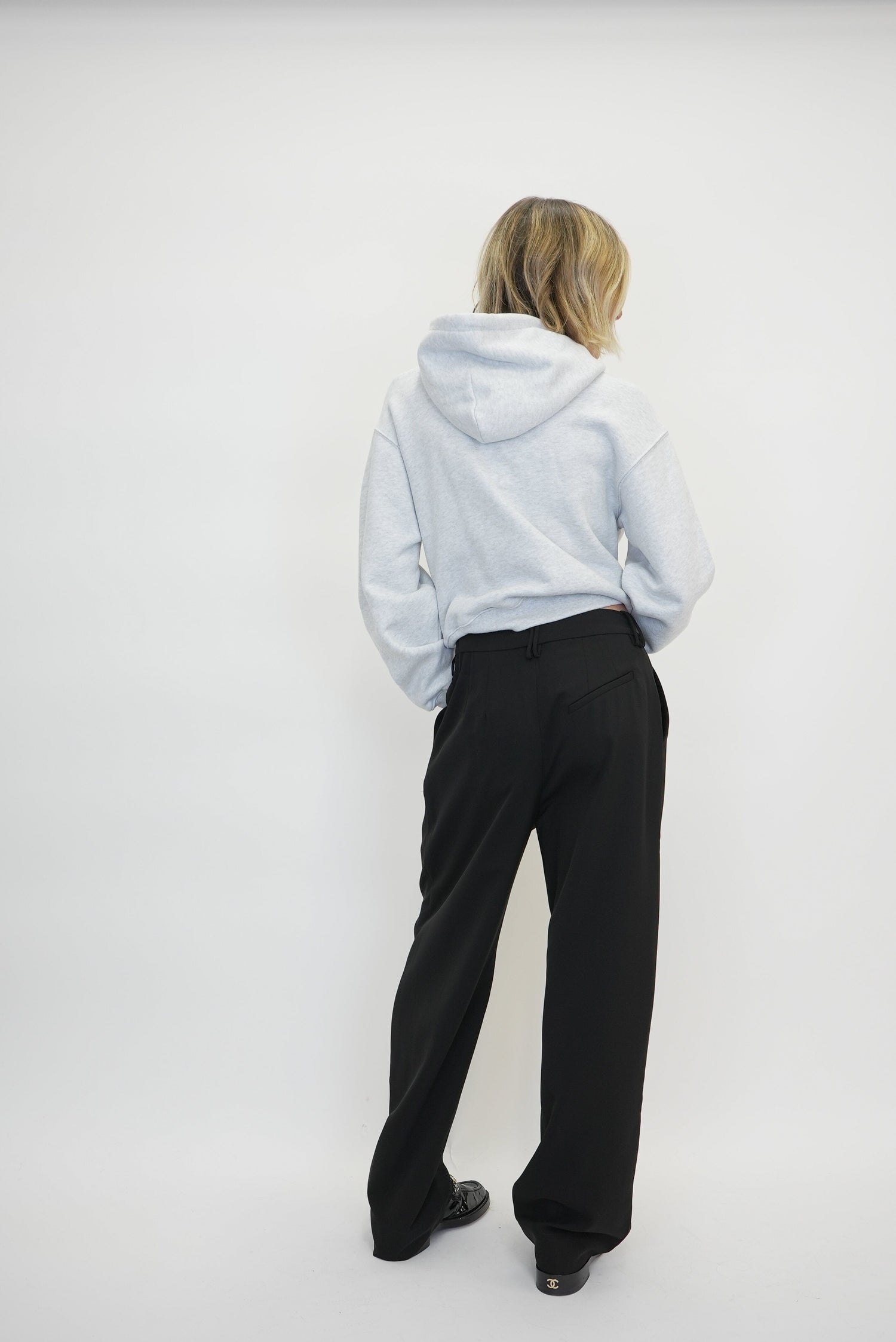 LIGHT TWILL SUITING RELAXED PLEATED PANTS IN BLACK PANTS GANNI 