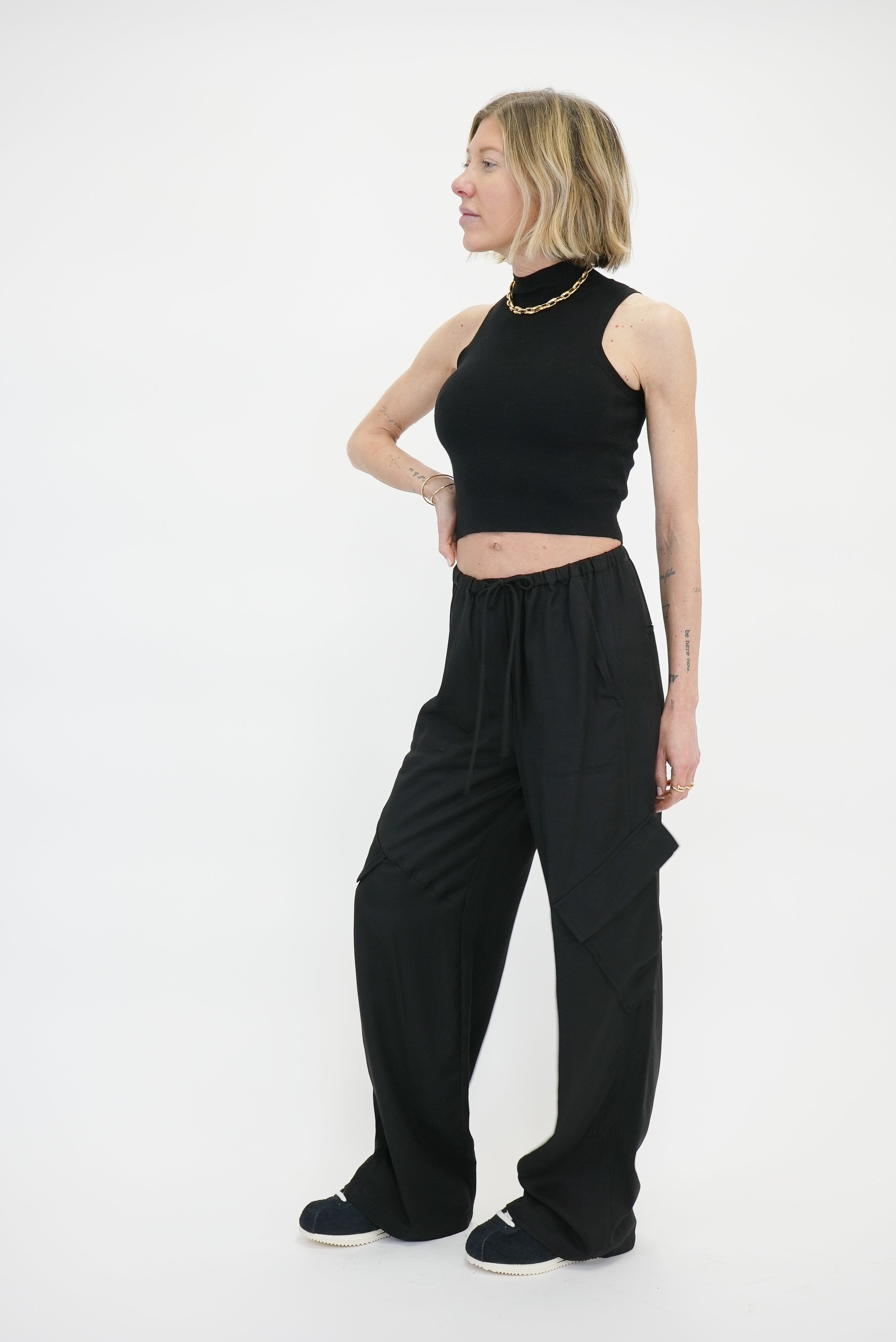 KAYLA SLEEVELESS KNITTED KNIT IN BLACK TOP KURE 