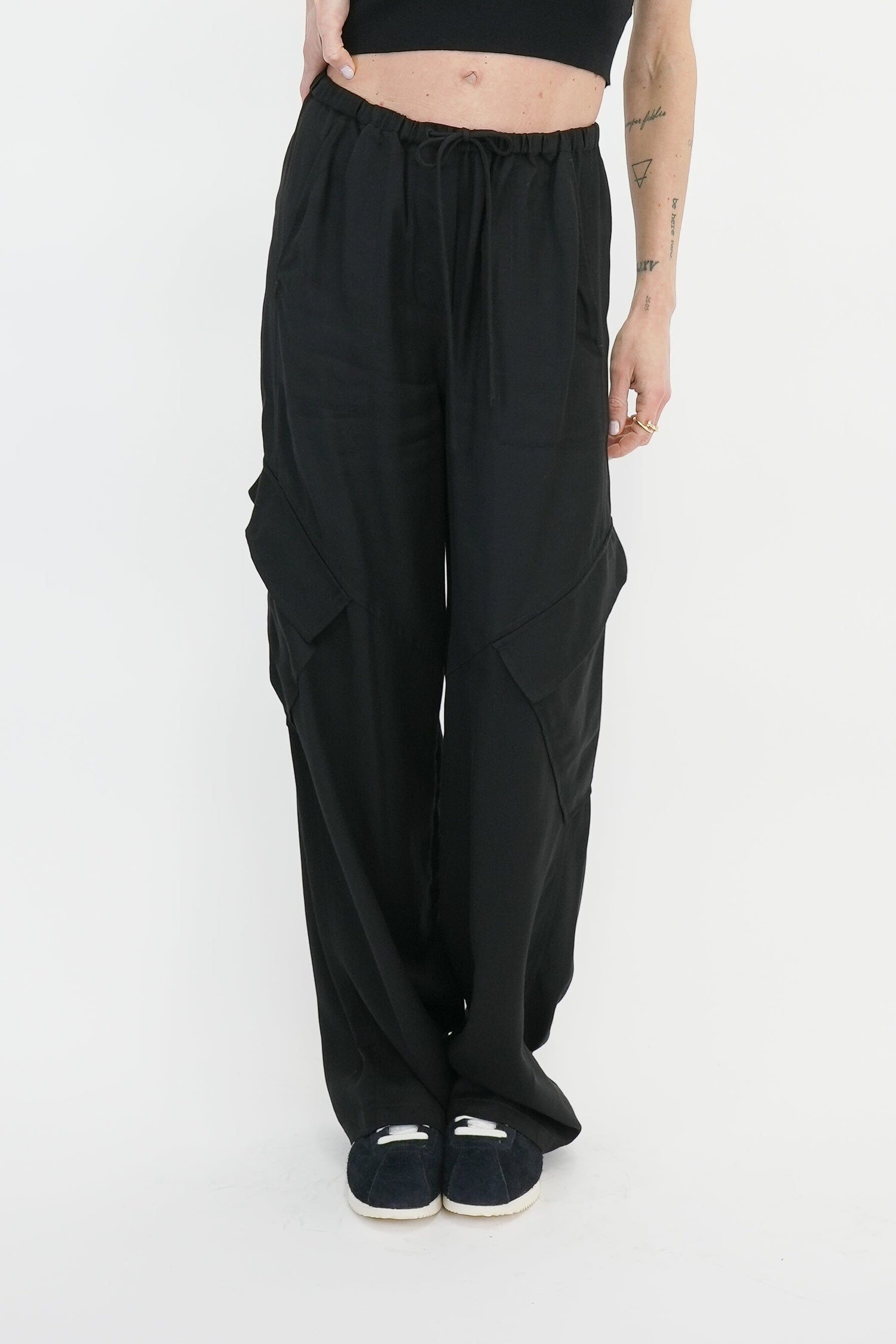 PIA TAILORED FLUID PANTS WITH POCKETS PANTS KURE 