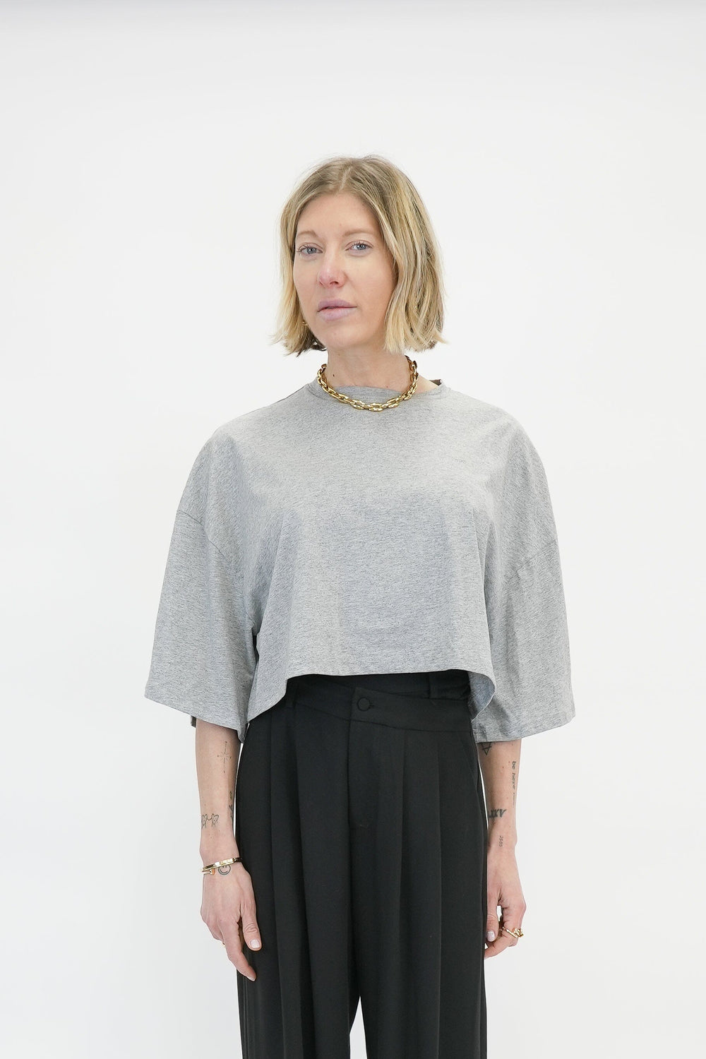 TOBIAS CROPPED TEE IN GREY TEE KURE 