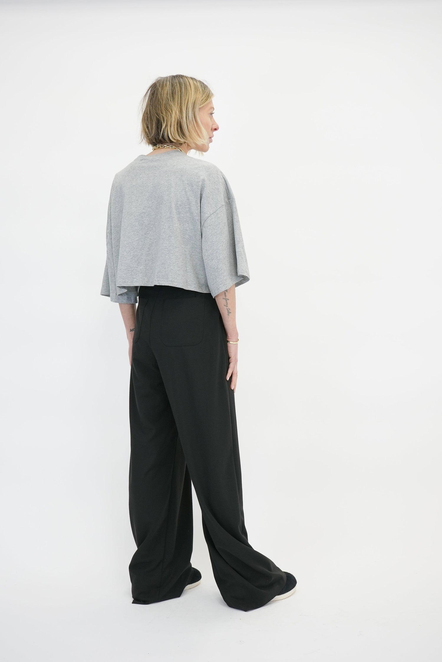 TOBIAS CROPPED TEE IN GREY TEE KURE 