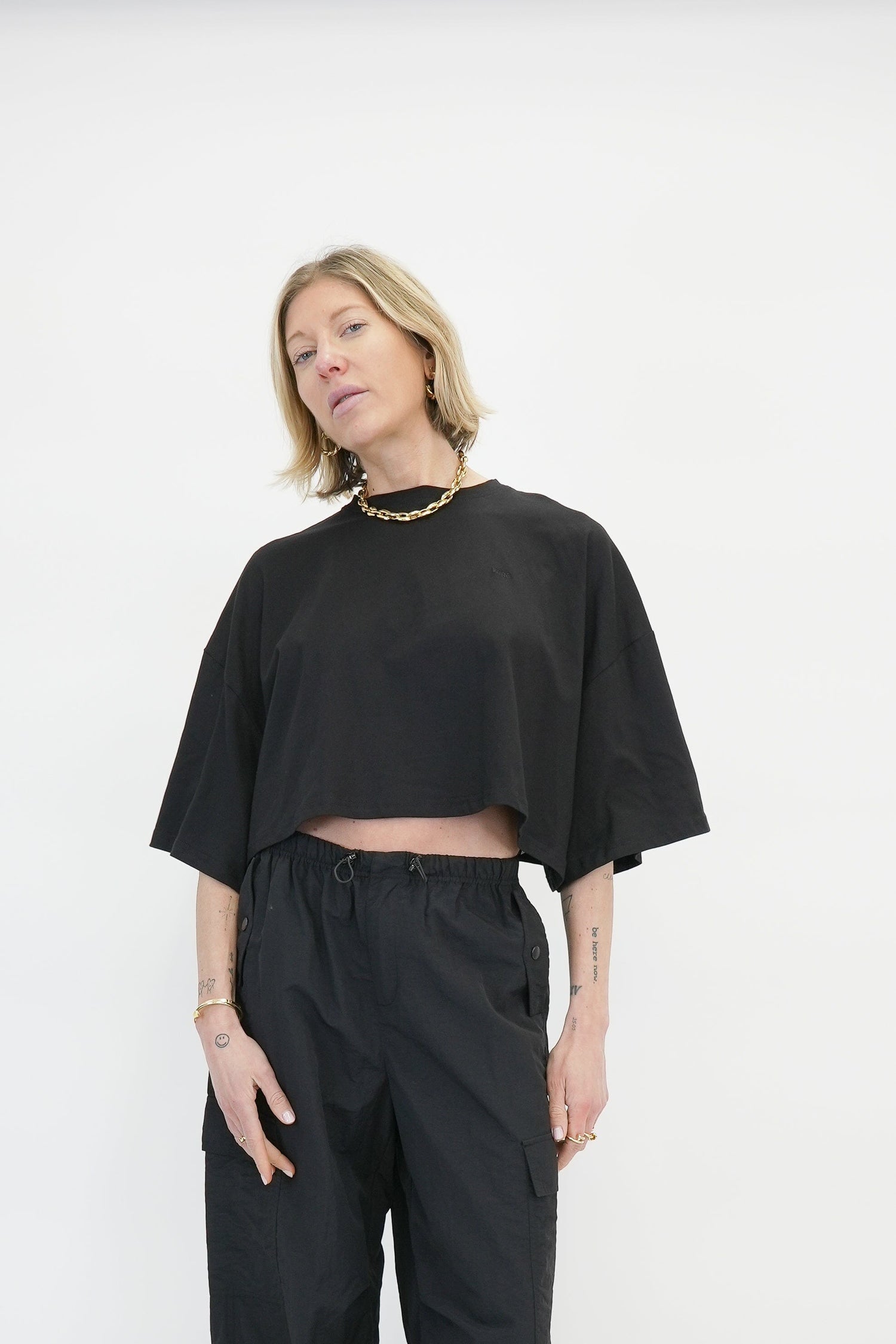 TOBIAS CROPPED TEE IN BLACK TEE KURE 