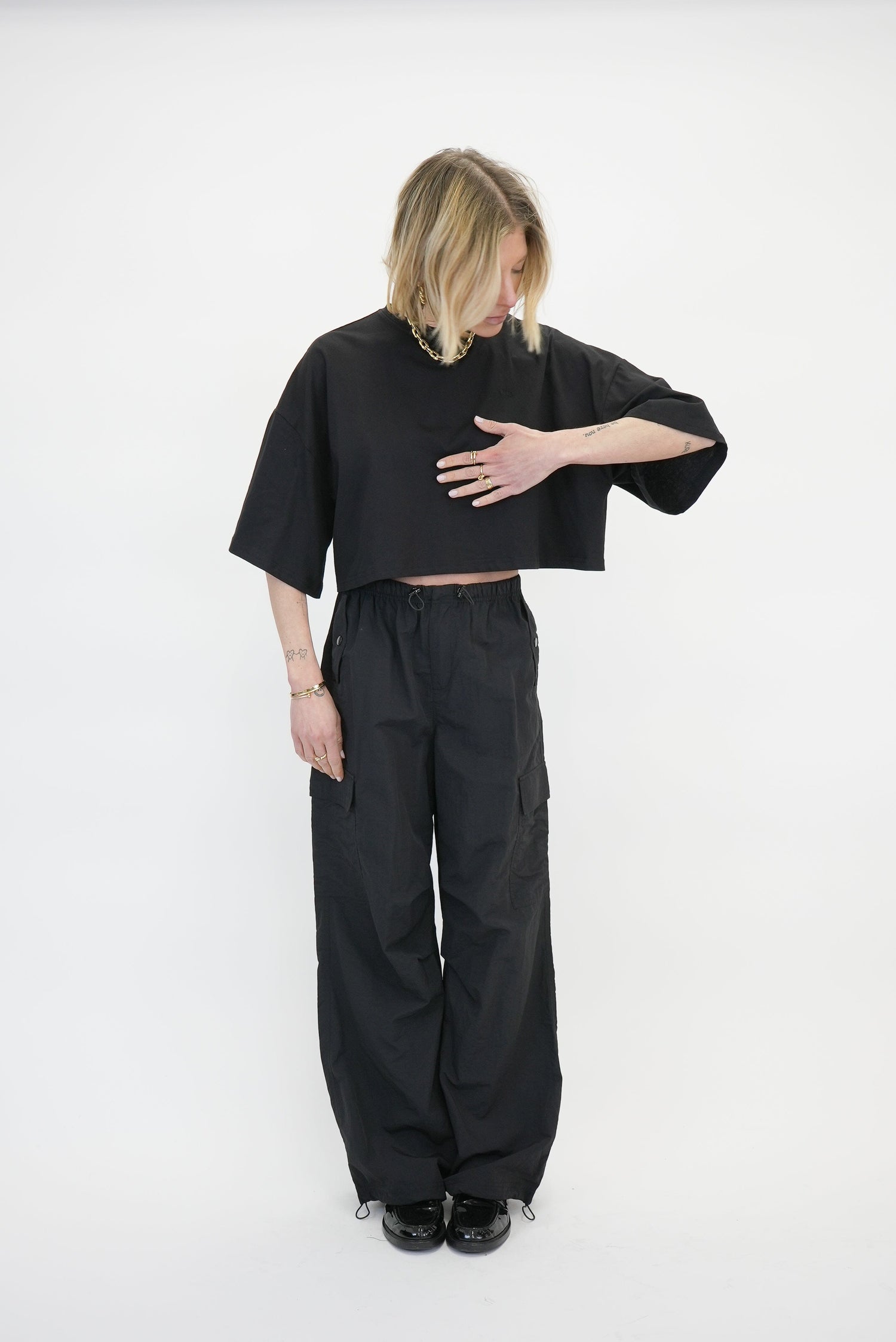 TOBIAS CROPPED TEE IN BLACK TEE KURE 