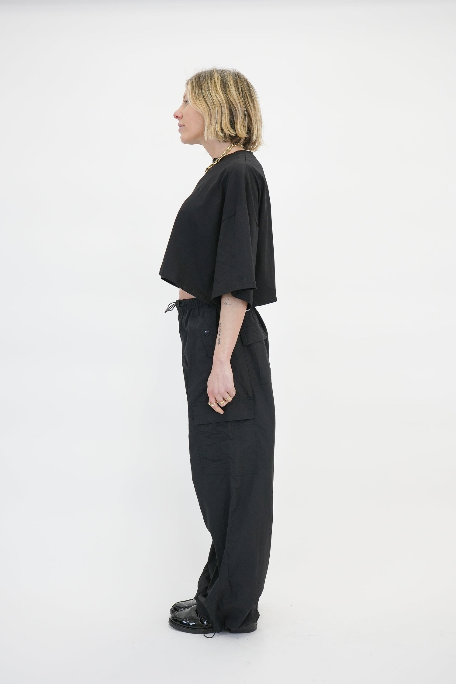 TOBIAS CROPPED TEE IN BLACK TEE KURE 