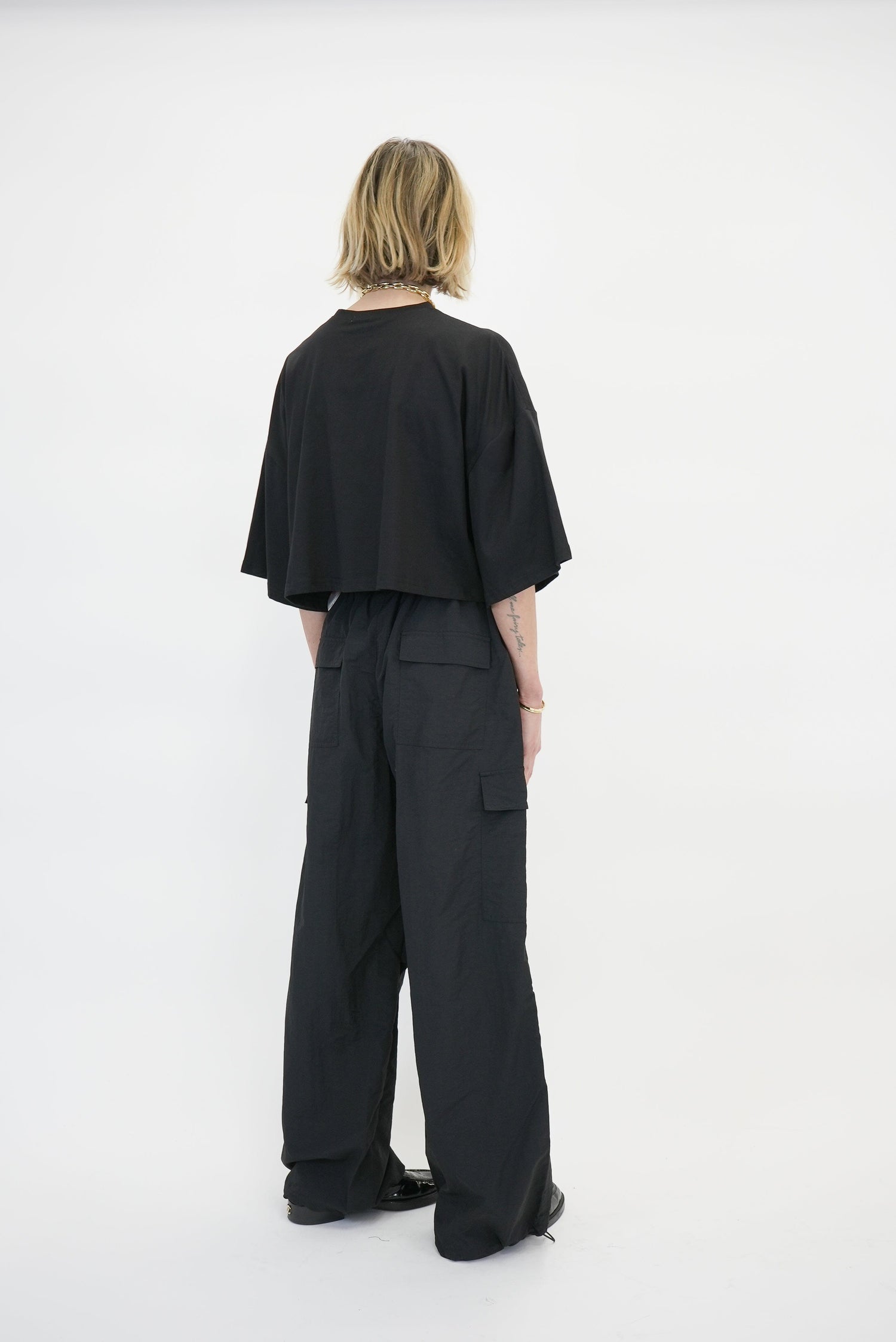 TOBIAS CROPPED TEE IN BLACK TEE KURE 