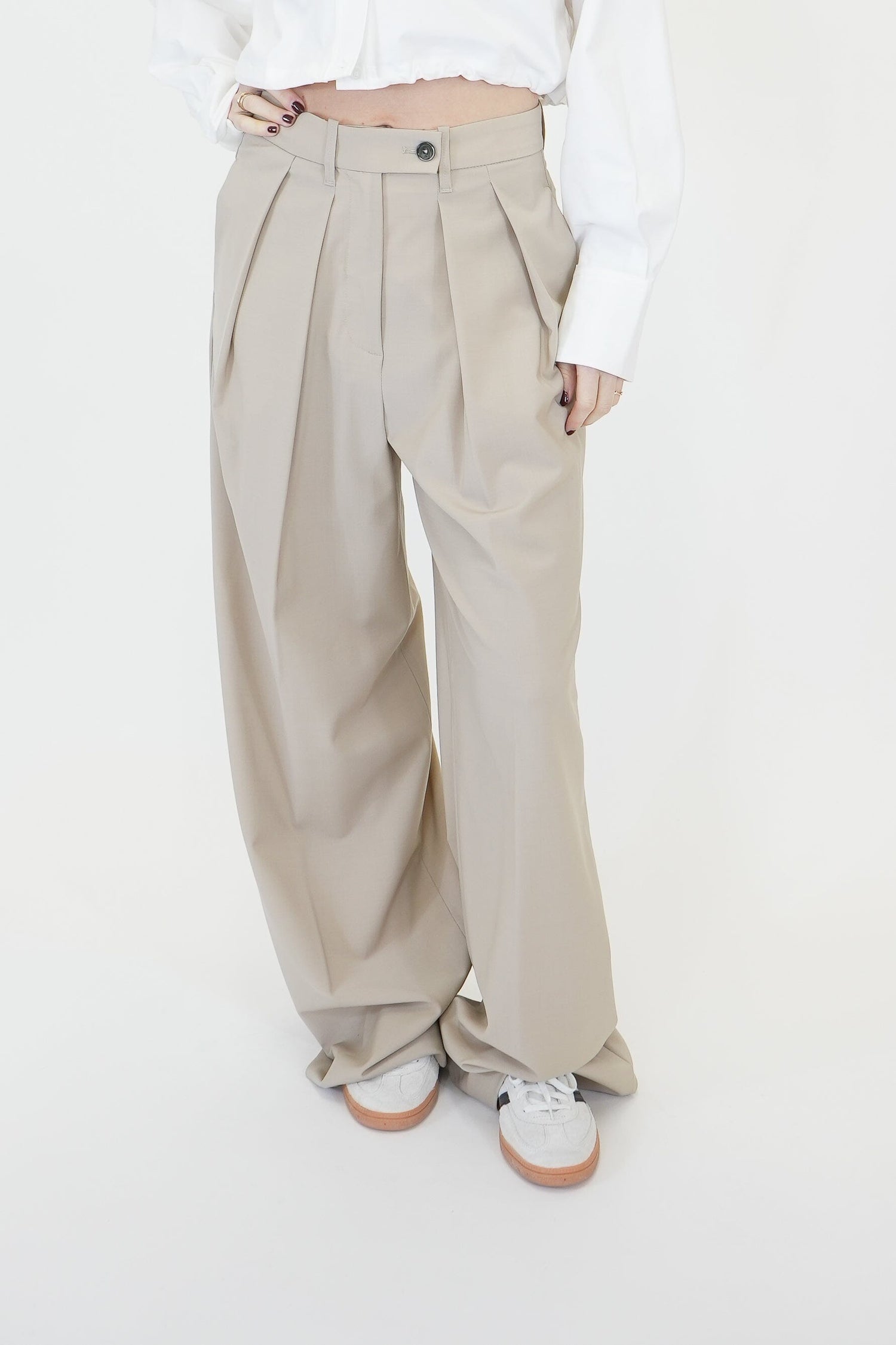 SANDRA PALAZZO 2 PENCES WOMAN IN BEIGE PANT NINE IN THE MORNING 