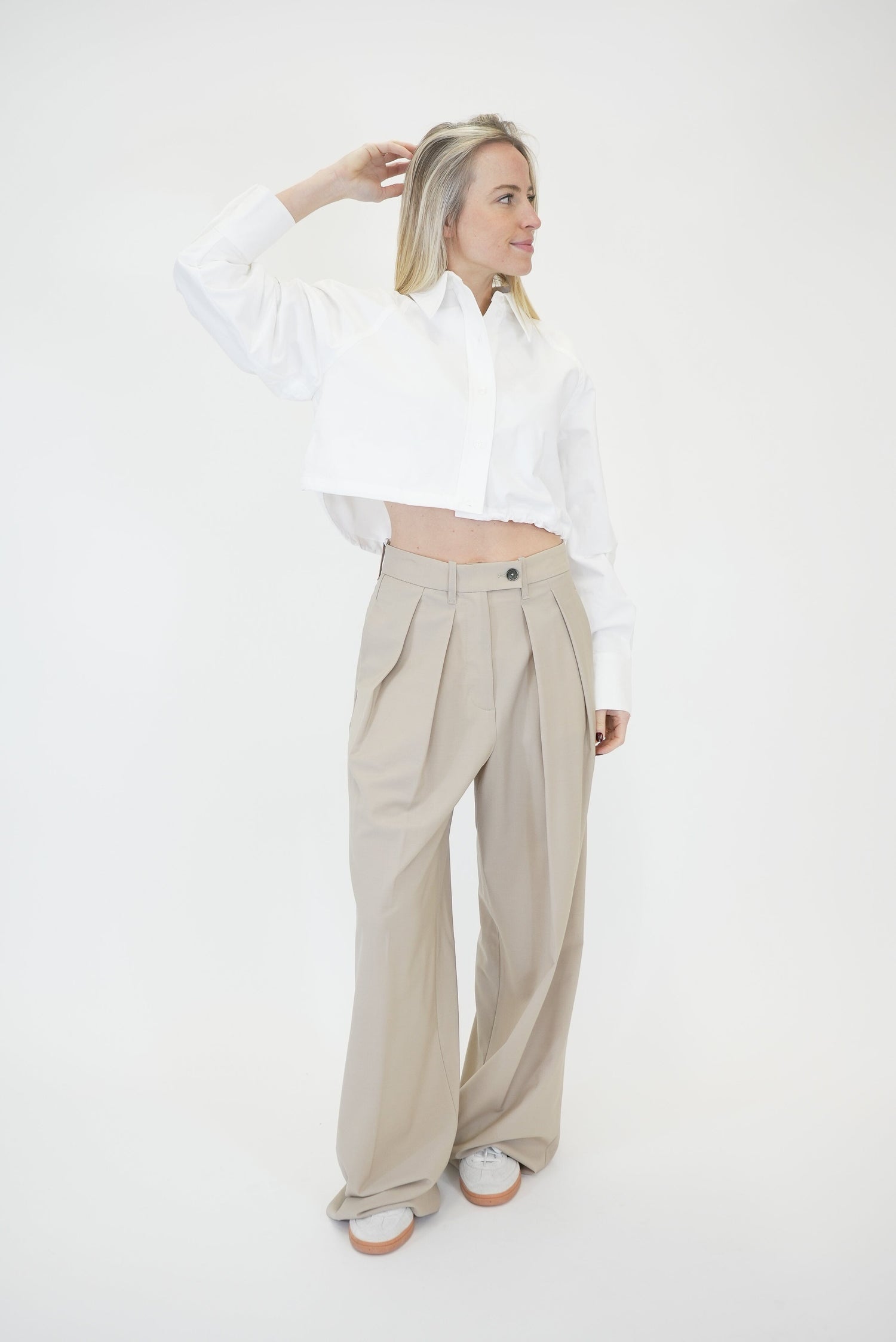 SANDRA PALAZZO 2 PENCES WOMAN IN BEIGE PANT NINE IN THE MORNING 