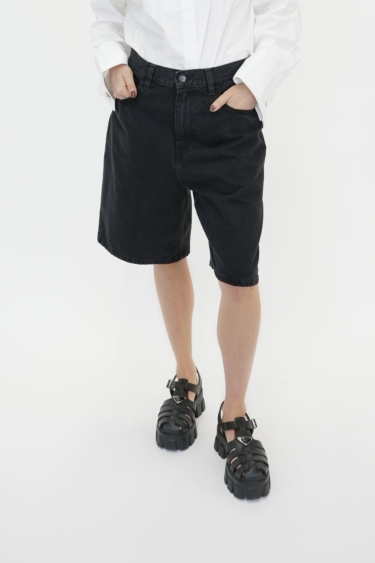 BRANDON SHORT IN BLACK STONE WASHED SHORT CARHARTT 