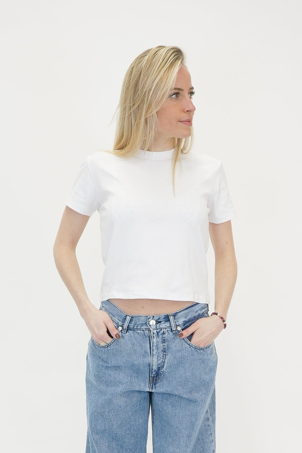 AMY TEE IN WHITE TEES OVAL SQAURE 