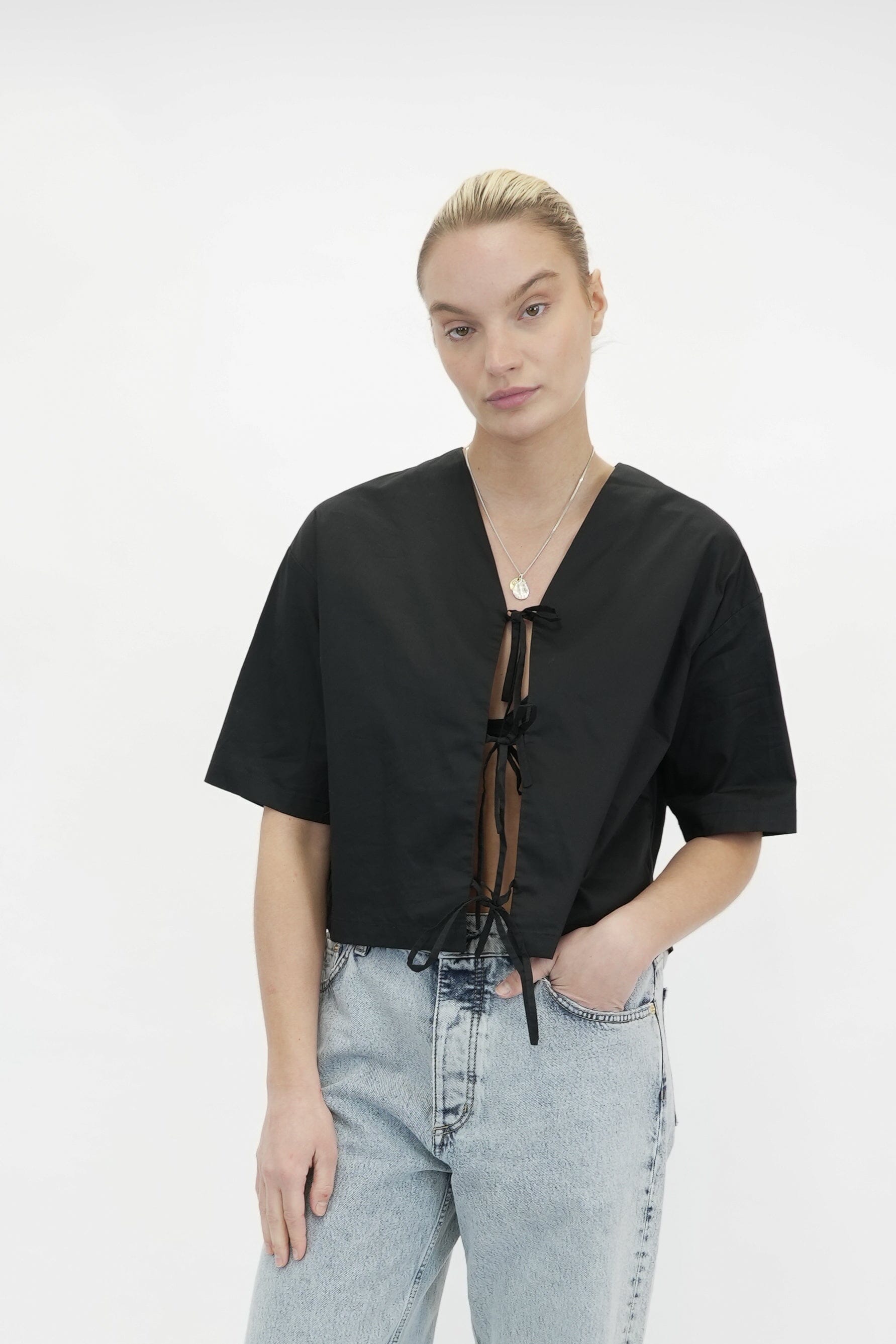 LINELL TOP IN BLACK TOP ONE&OTHER 