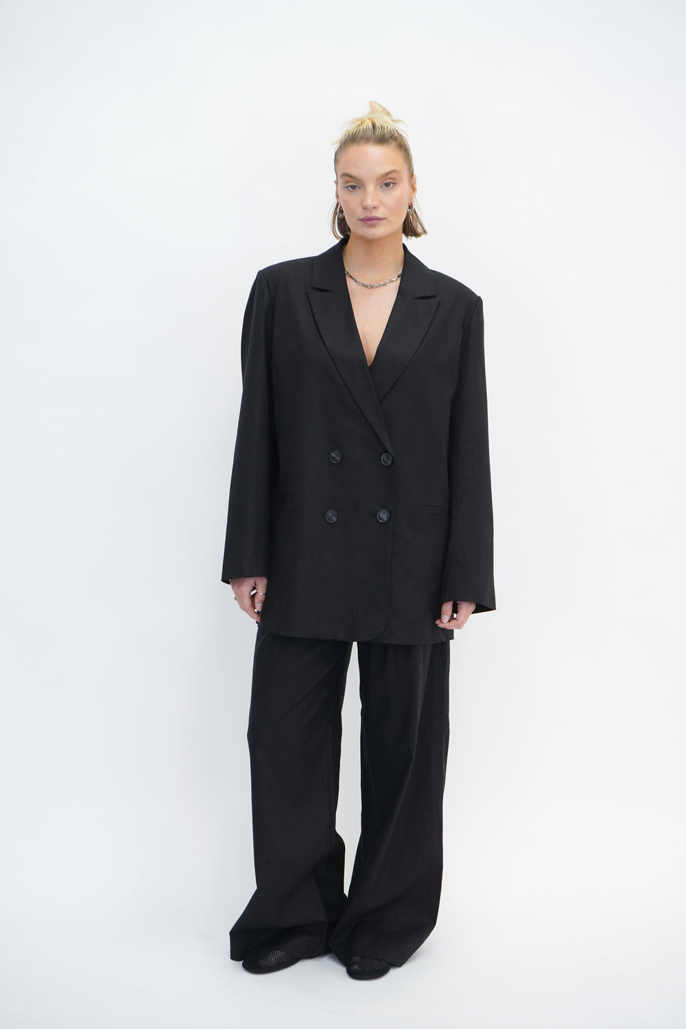 ELARAHGZ LINEN BLAZER NOOS IN BLACK BLAZER GESTUZ 