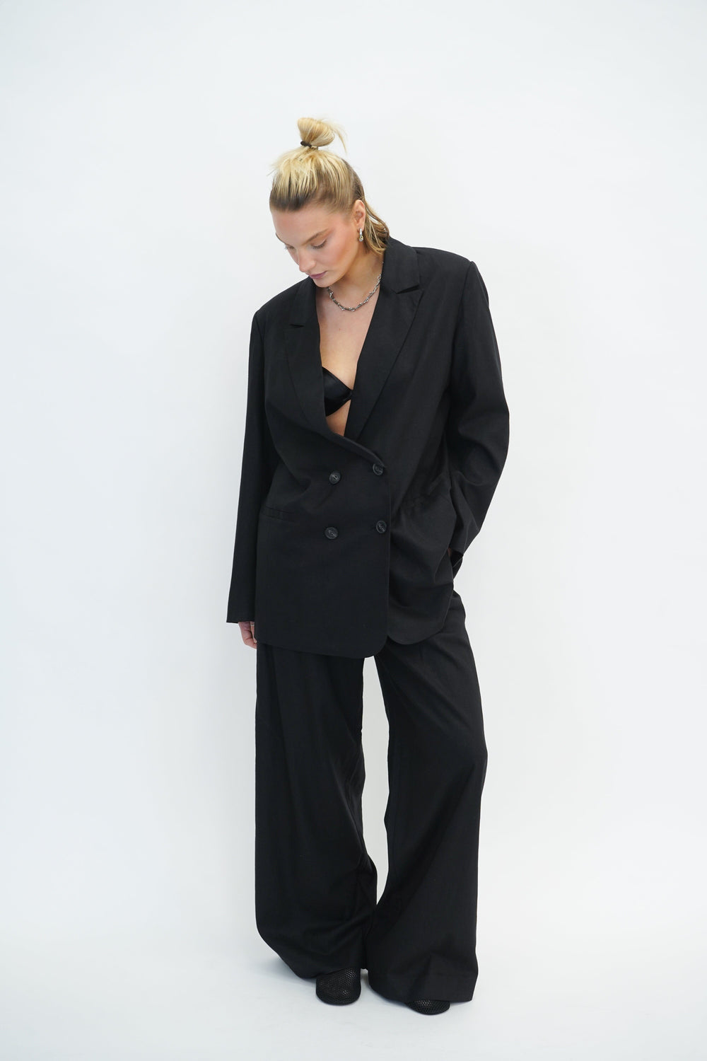 ELARAHGZ LINEN BLAZER NOOS IN BLACK BLAZER GESTUZ 
