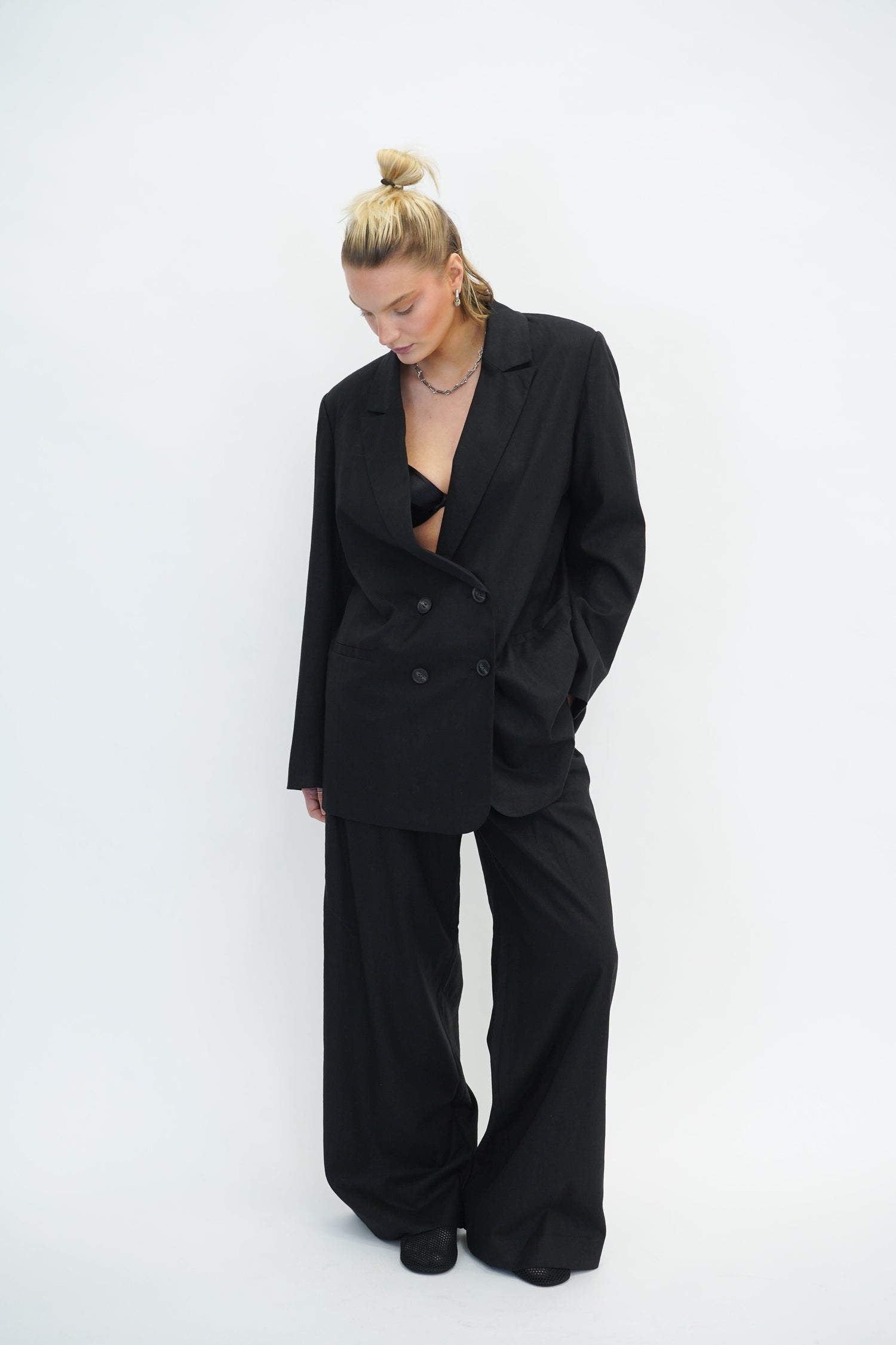 ELARAHGZ LINEN BLAZER NOOS IN BLACK BLAZER GESTUZ 