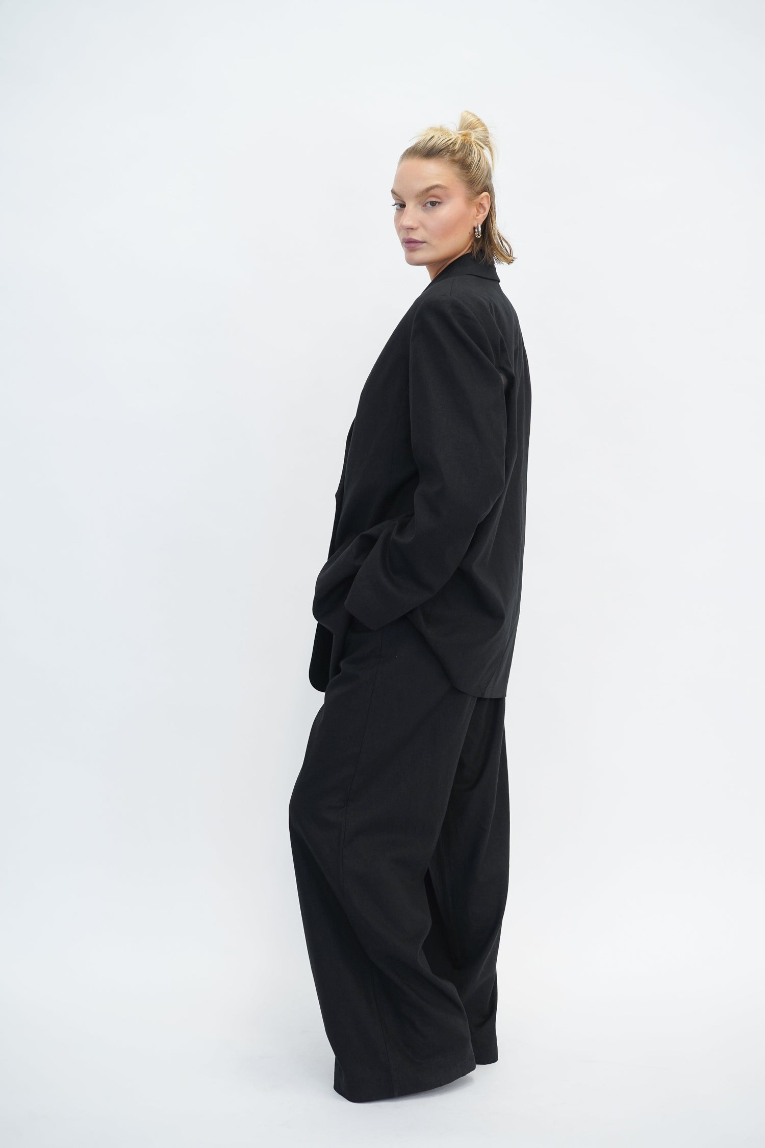 ELARAHGZ LINEN BLAZER NOOS IN BLACK BLAZER GESTUZ 