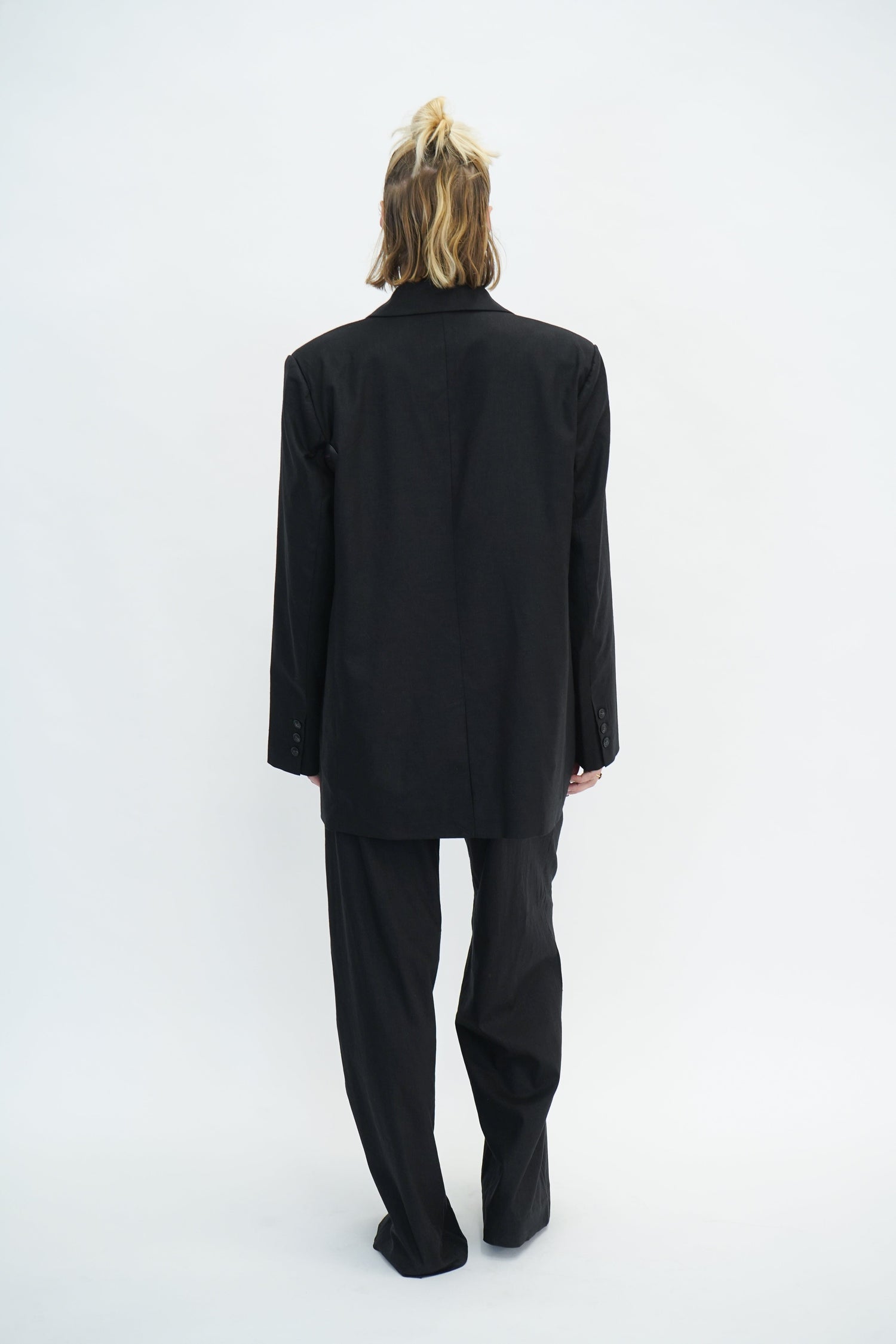 ELARAHGZ LINEN BLAZER NOOS IN BLACK BLAZER GESTUZ 