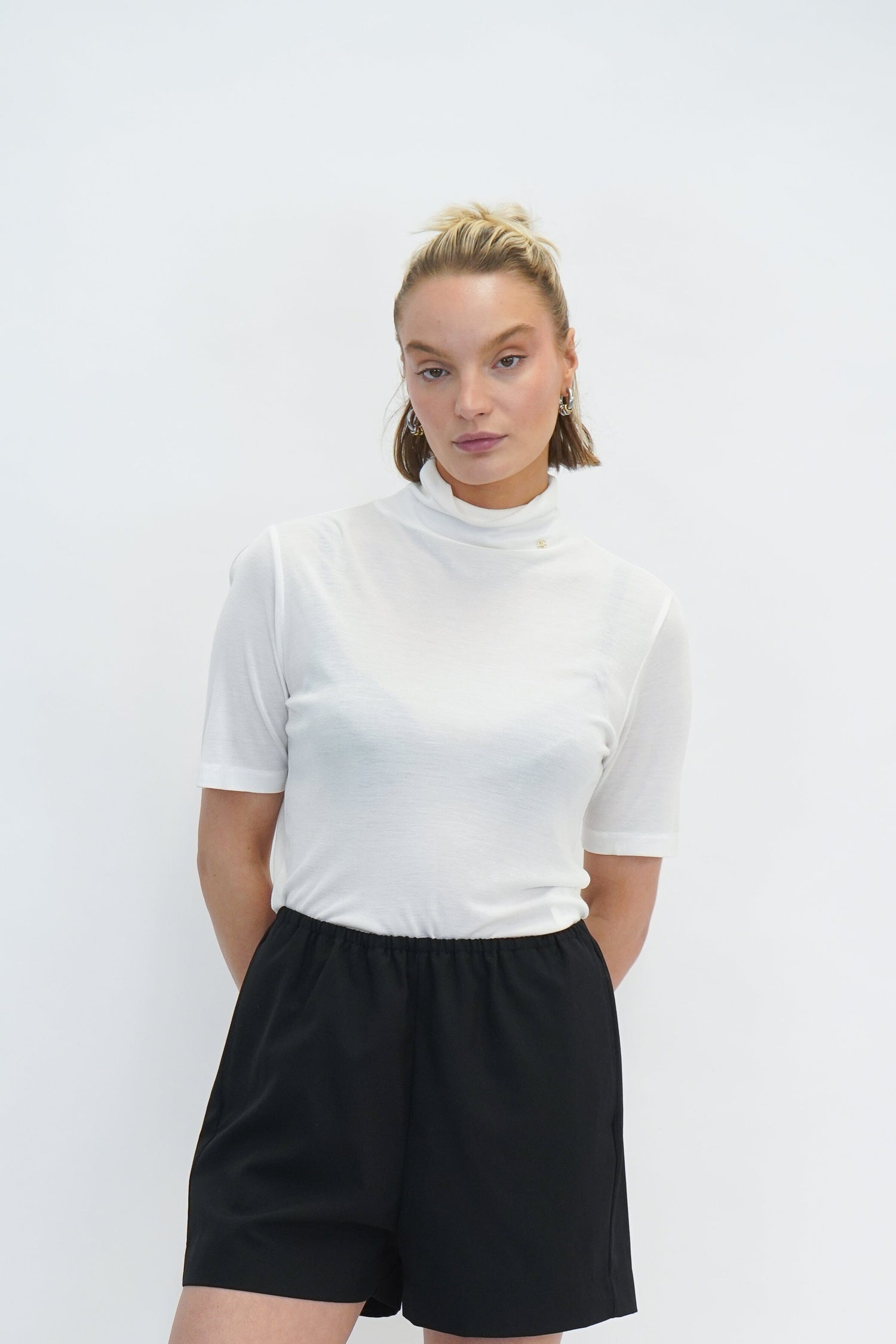 DYLLA SHORT IN BLACK SHORT NANUSHKA 