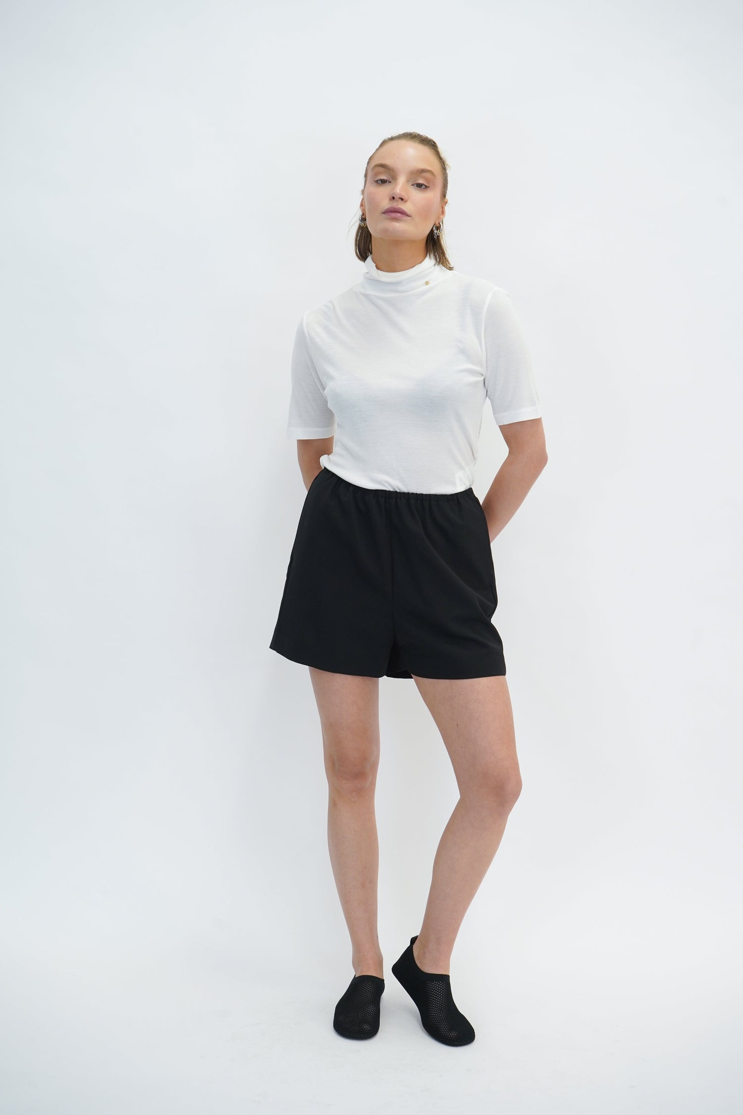 DYLLA SHORT IN BLACK SHORT NANUSHKA 