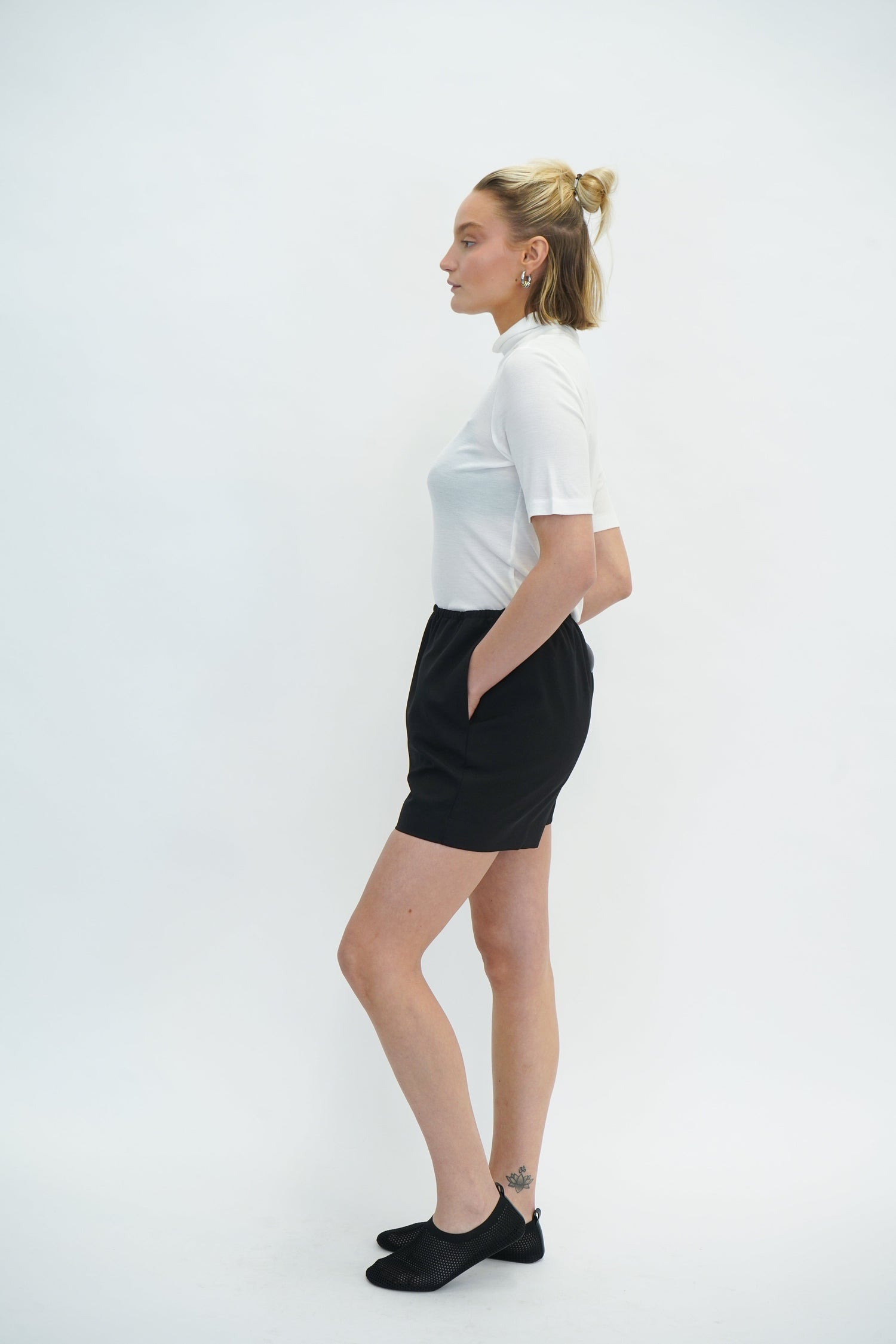DYLLA SHORT IN BLACK SHORT NANUSHKA 
