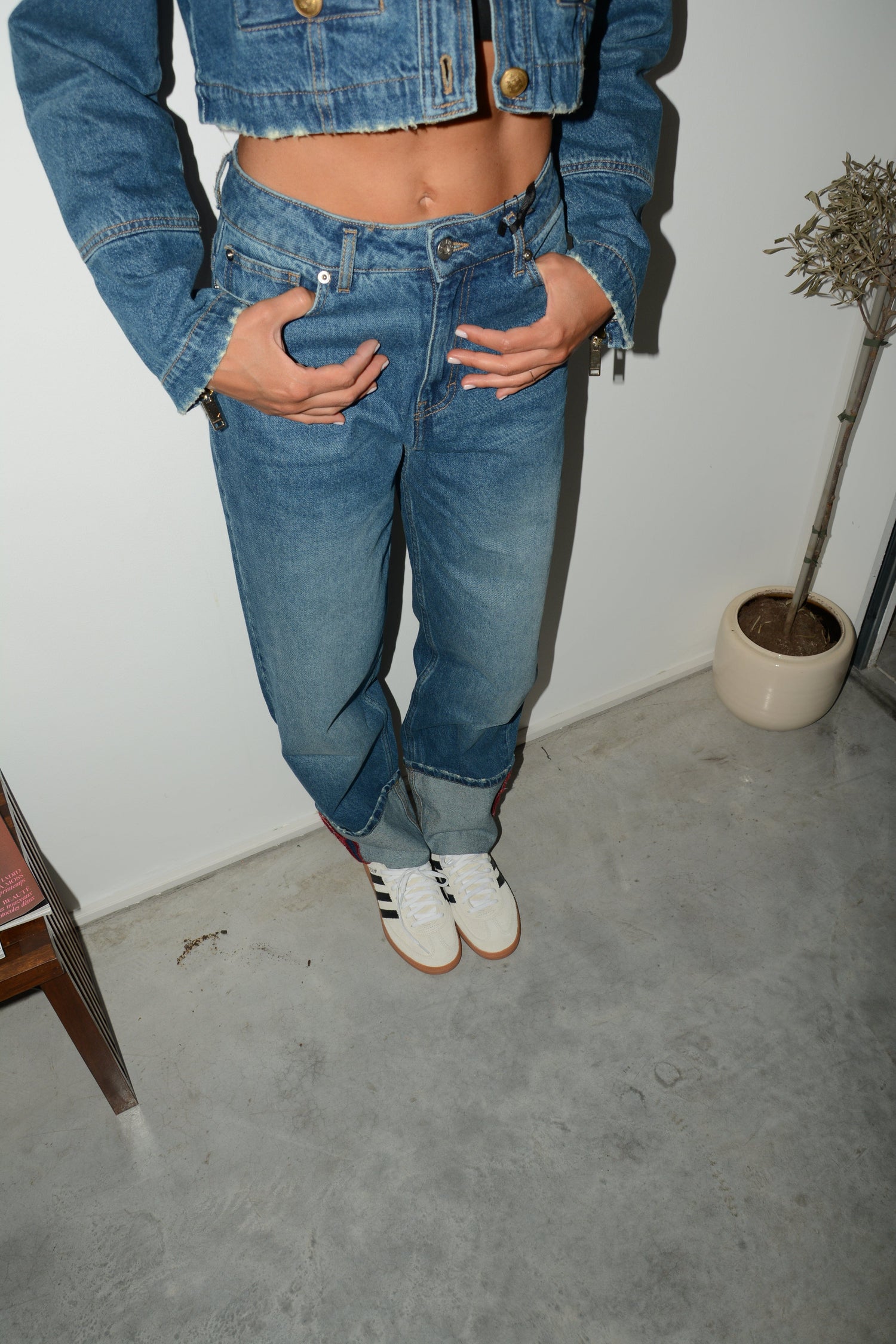 DENIM PANTS BOYFRIEND JEANS IN MEDIUM BLUE DENIM JEANS HALFBOY 