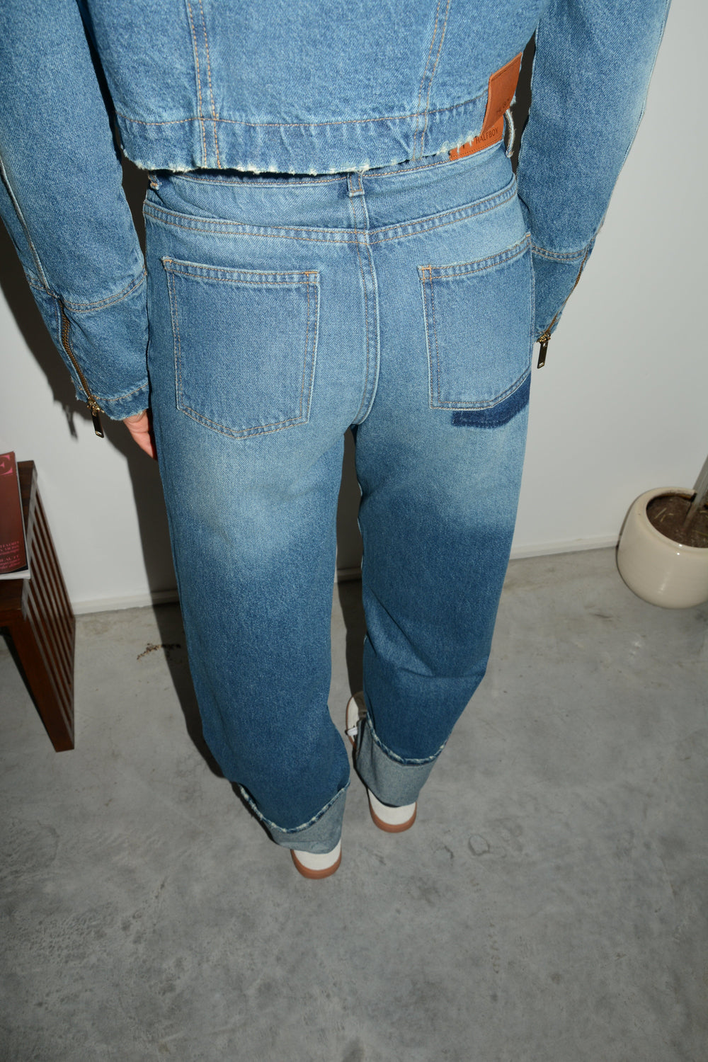 DENIM PANTS BOYFRIEND JEANS IN MEDIUM BLUE DENIM JEANS HALFBOY 