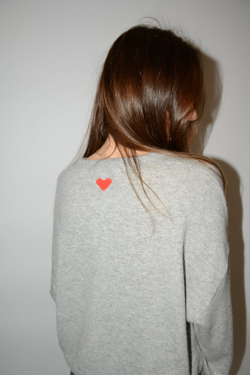 CASHMERE MINI HEART SWEATER IN GREY HEATER KNIT WHITE AND WARREN 