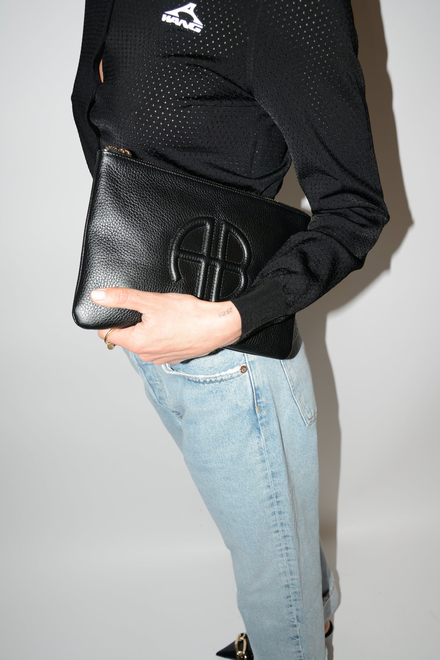 LILI POUCH IN BLACK PEBBLED ACCESSORIES ANINE BING 